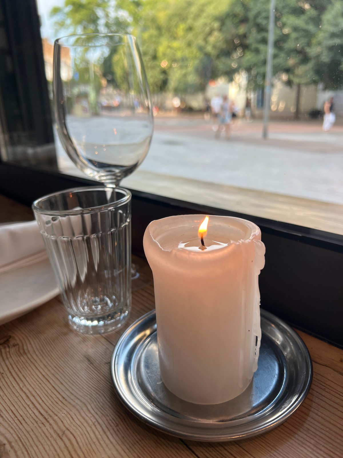 Afternoon in Barcelona: restaurant interiors and street-level scenes