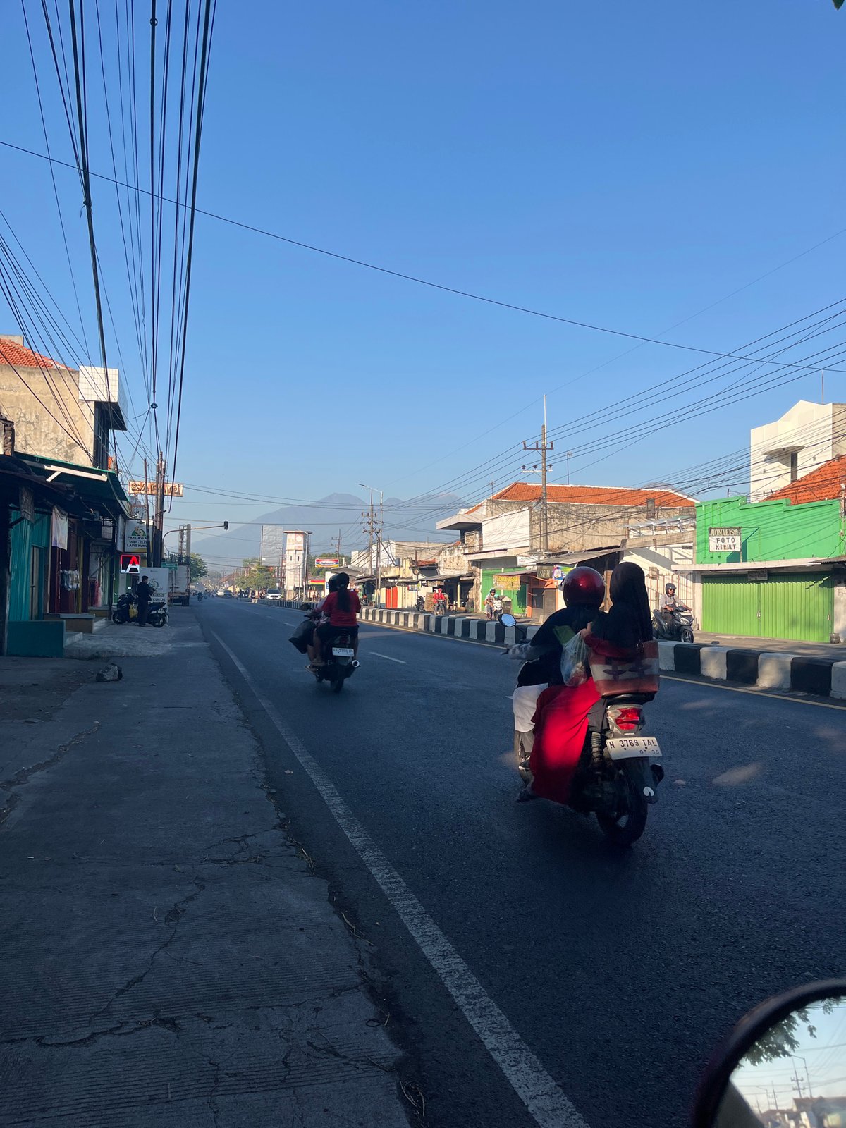 Morning traffic and street life along the Porong-Mindi corridor