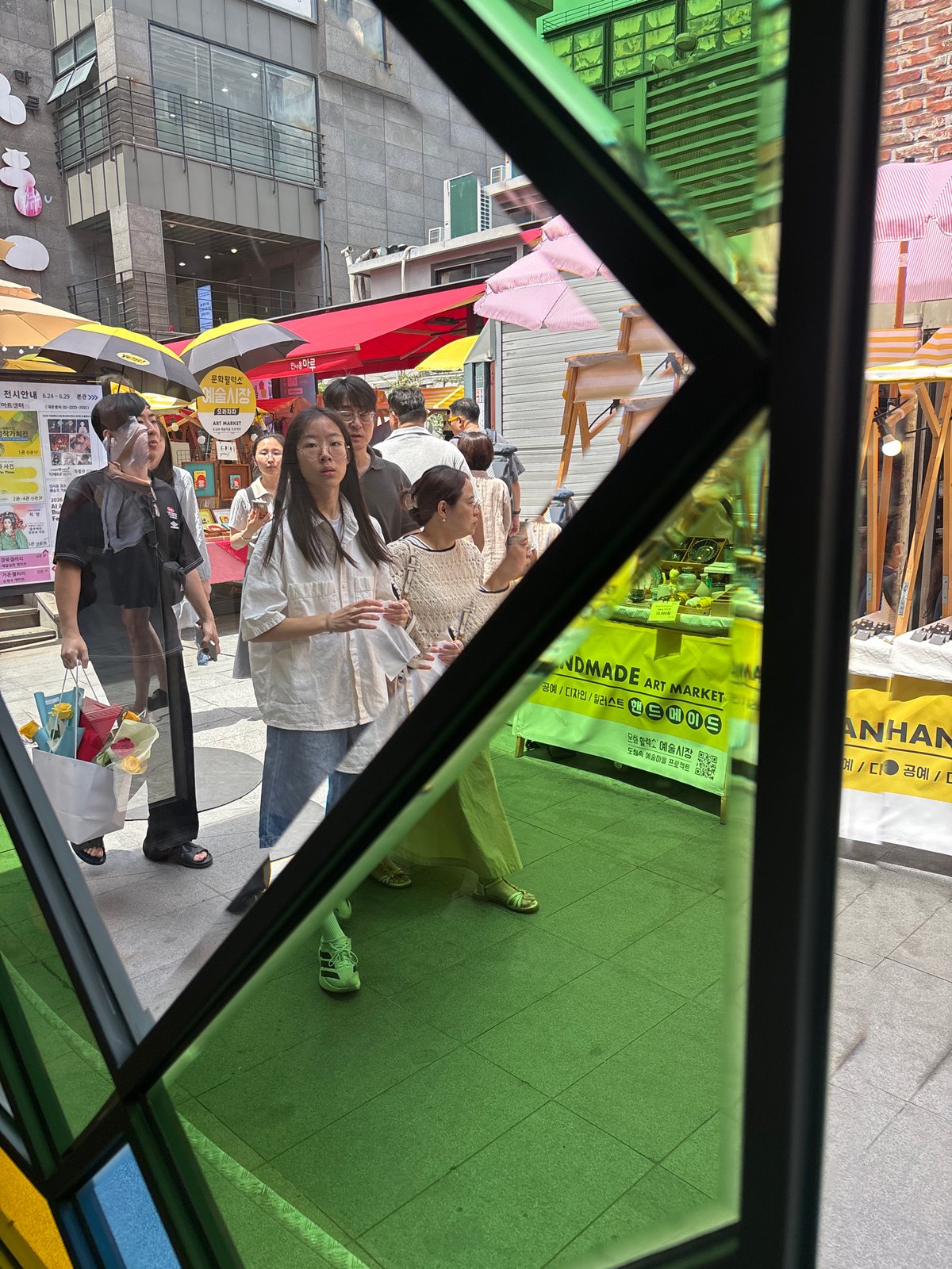 Seoul morning: art market stalls, street scenes, and a bagel café