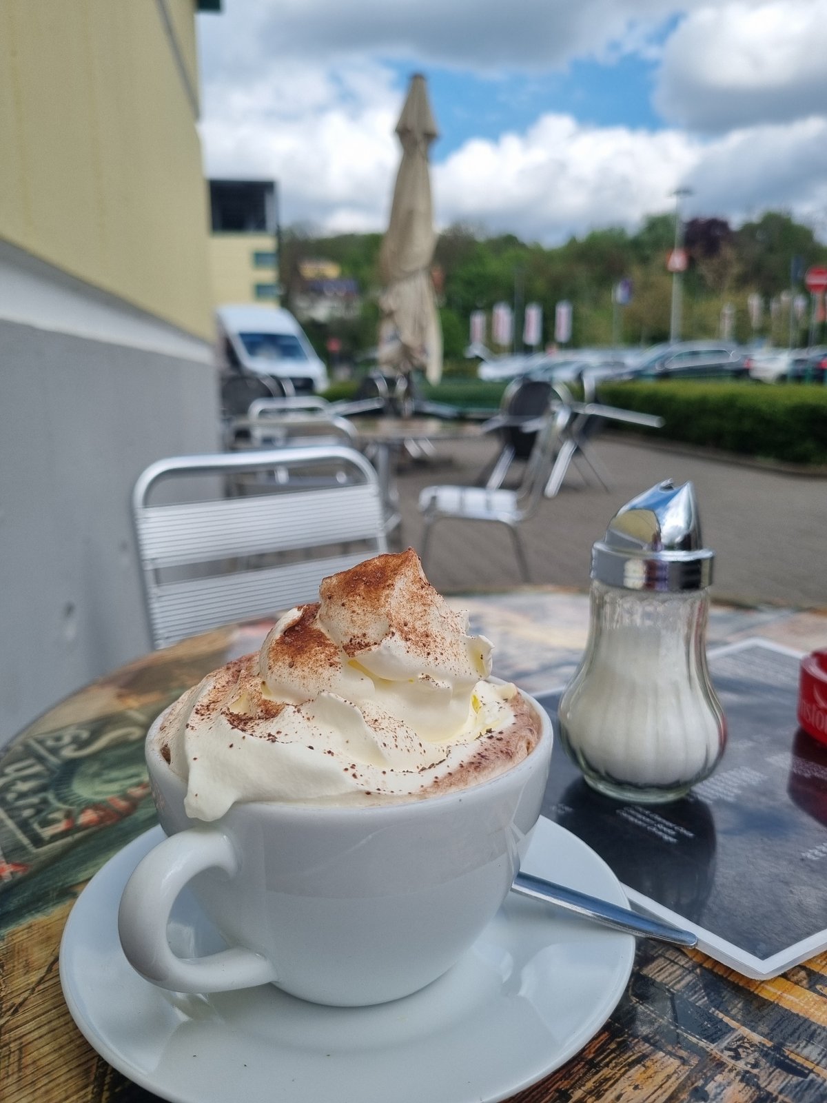 Café patron enjoys beverage, gift in sunny Saarbrücken