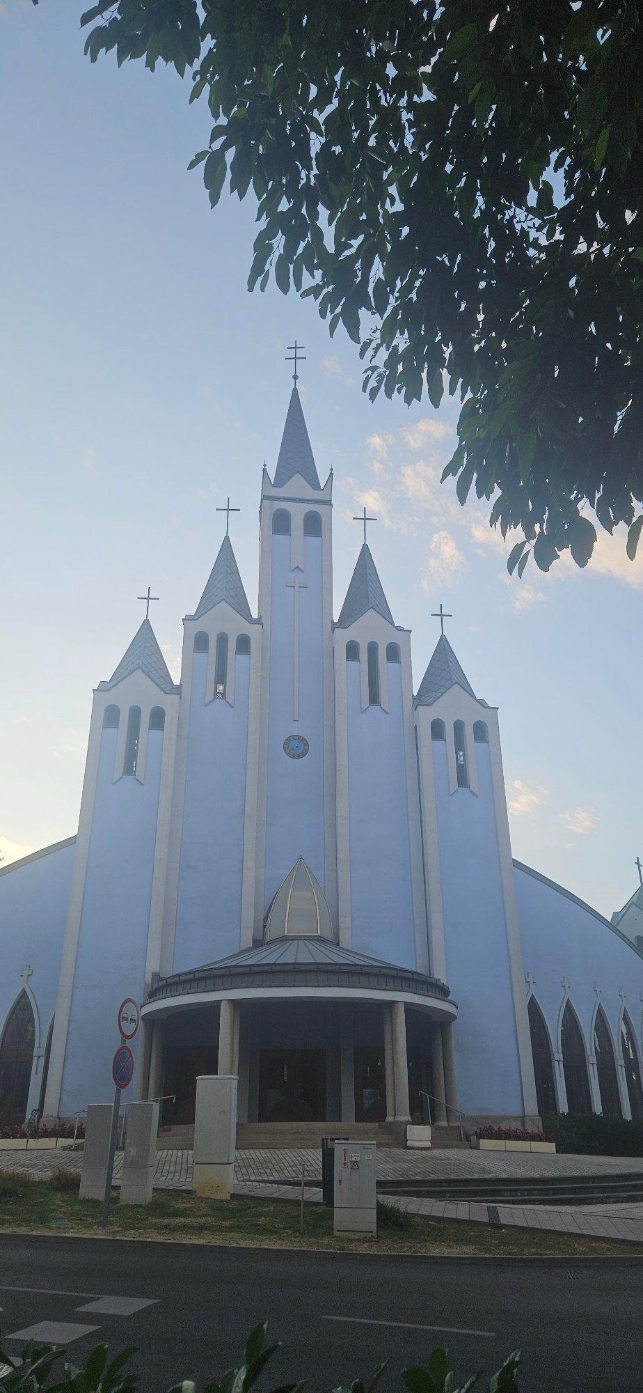 Hévíz town center: church, fountain, and architecture