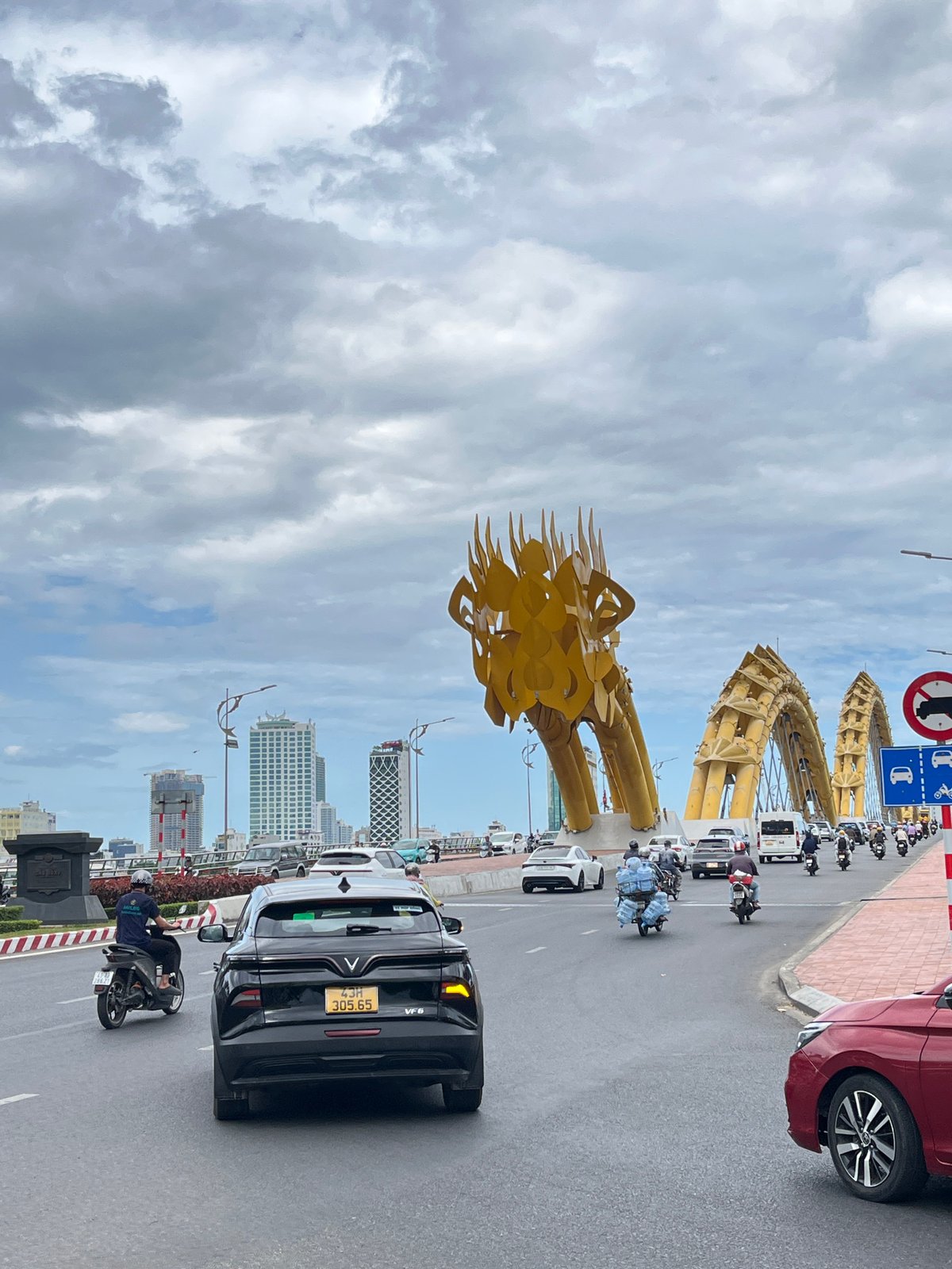 Morning tour captures Da Nang landmarks and streetlife