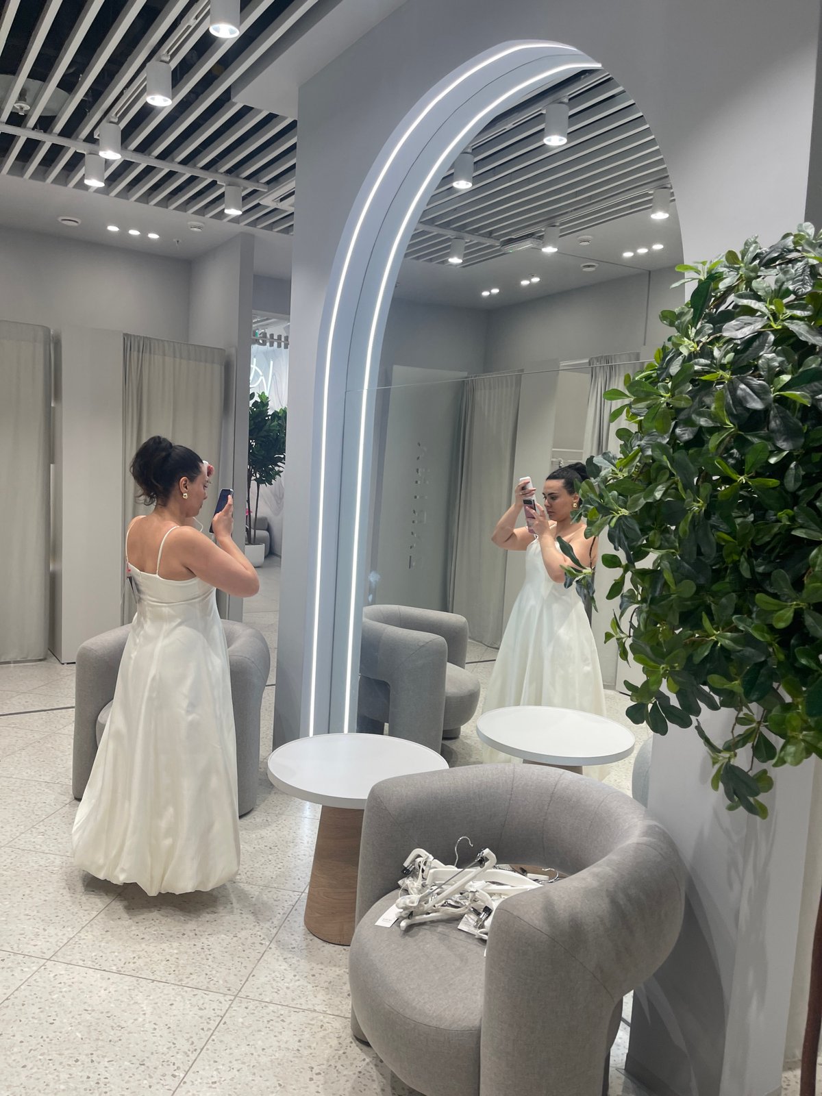 Moscow shoppers browse stores, dine during afternoon hours