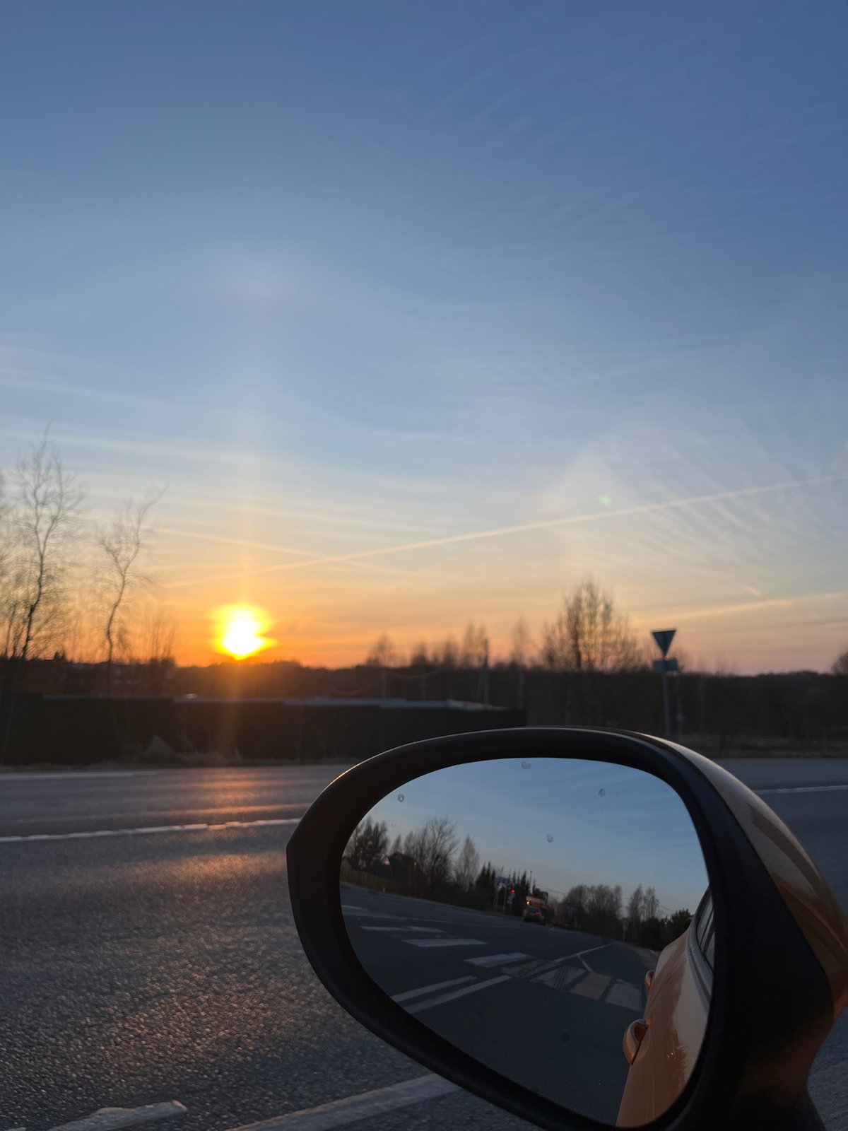 Driver captures sunset selfies during evening commute in Russia