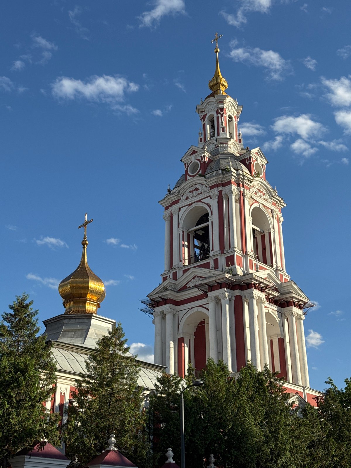 Church sightseeing and street shawarma in central Moscow
