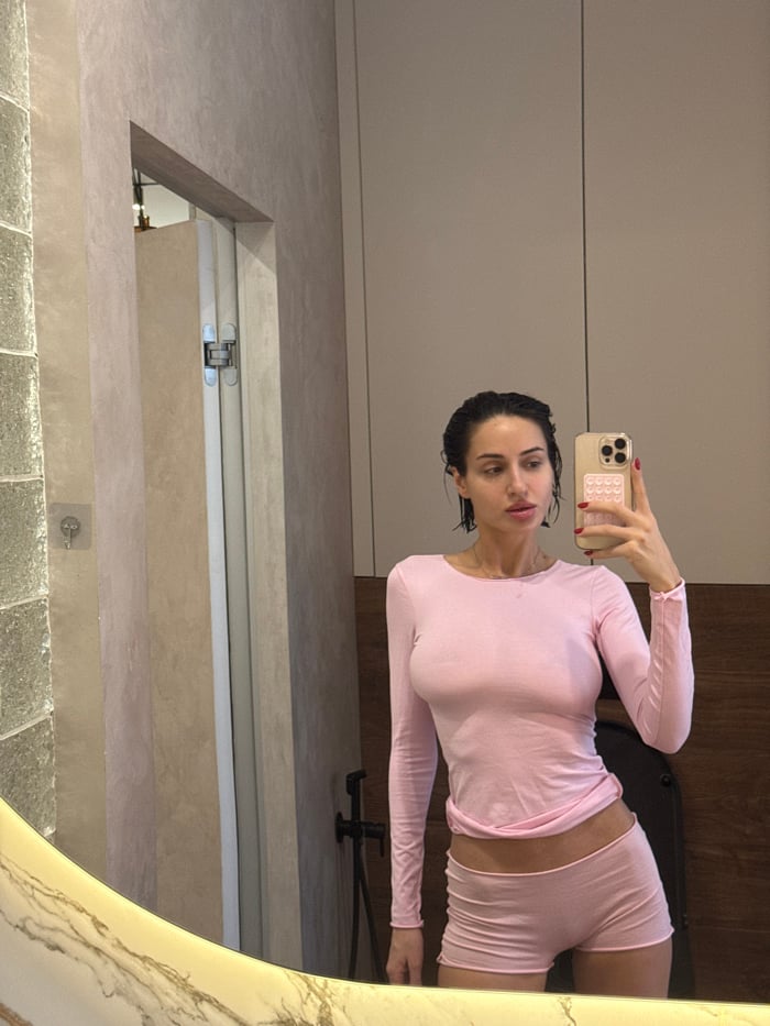 Woman Takes Mirror Selfies in Khimki Apartment