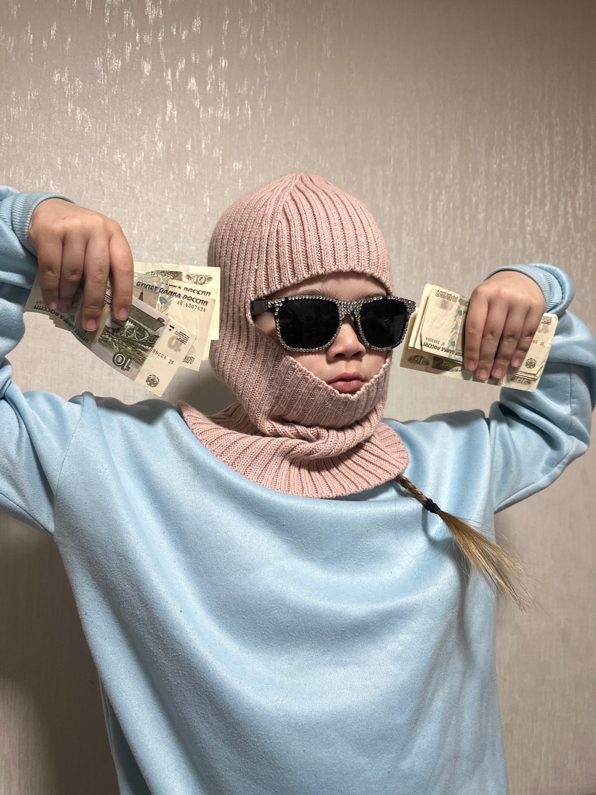 Pink-masked figure recorded counting cash, lying down in Chaikovsky