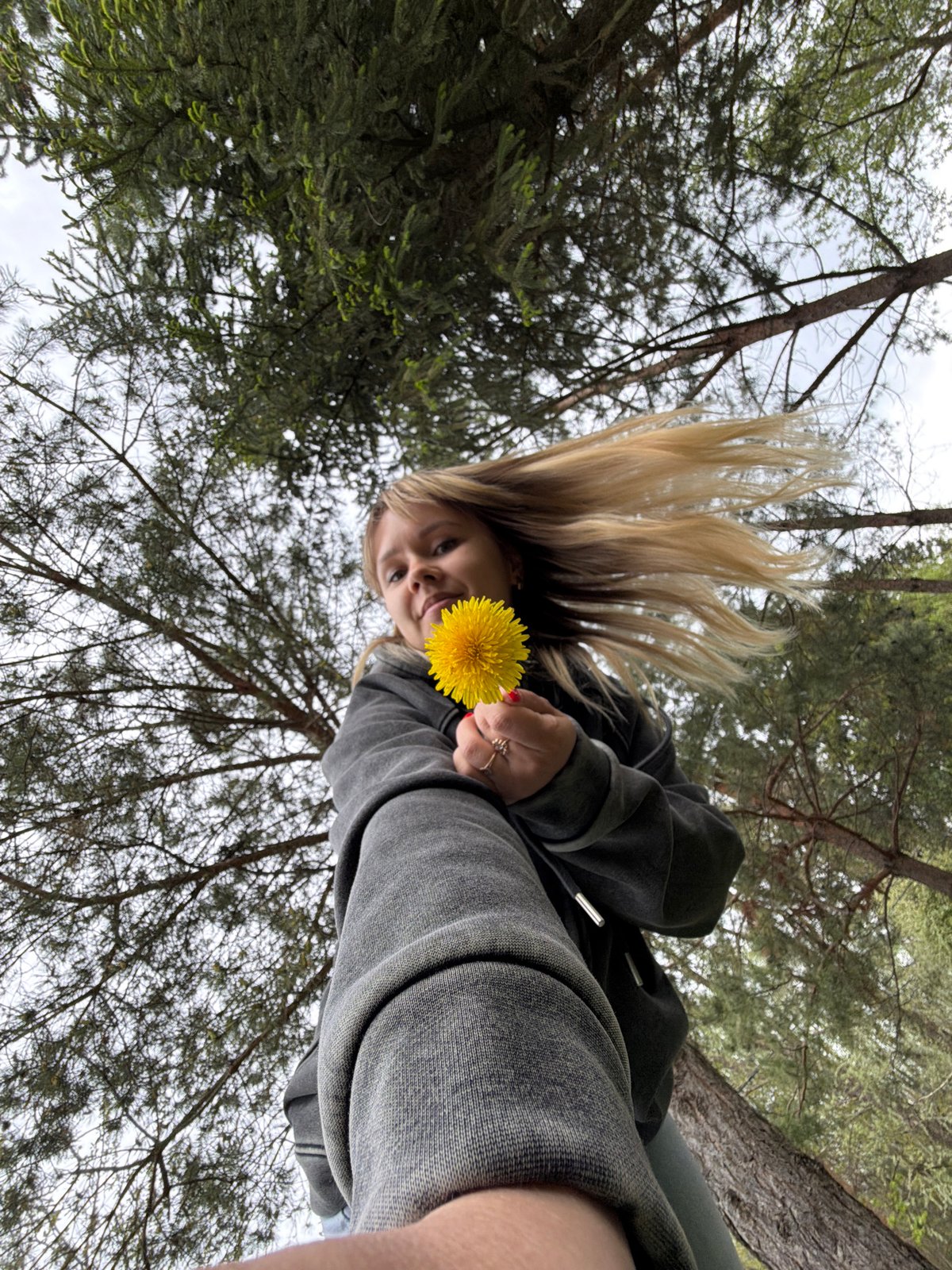 Spring dandelion photo session captured in Chaikovsky, Russia