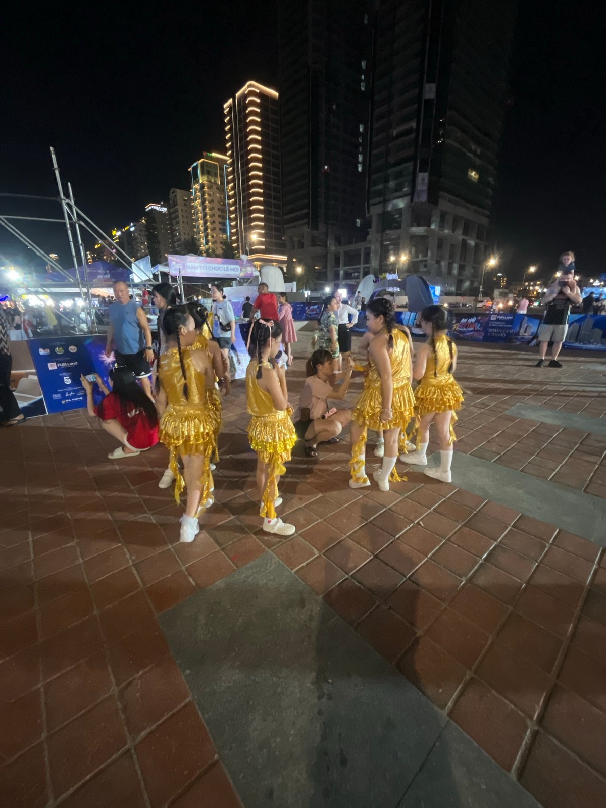 Nighttime street festival draws crowds to Đà Nẵng food stalls