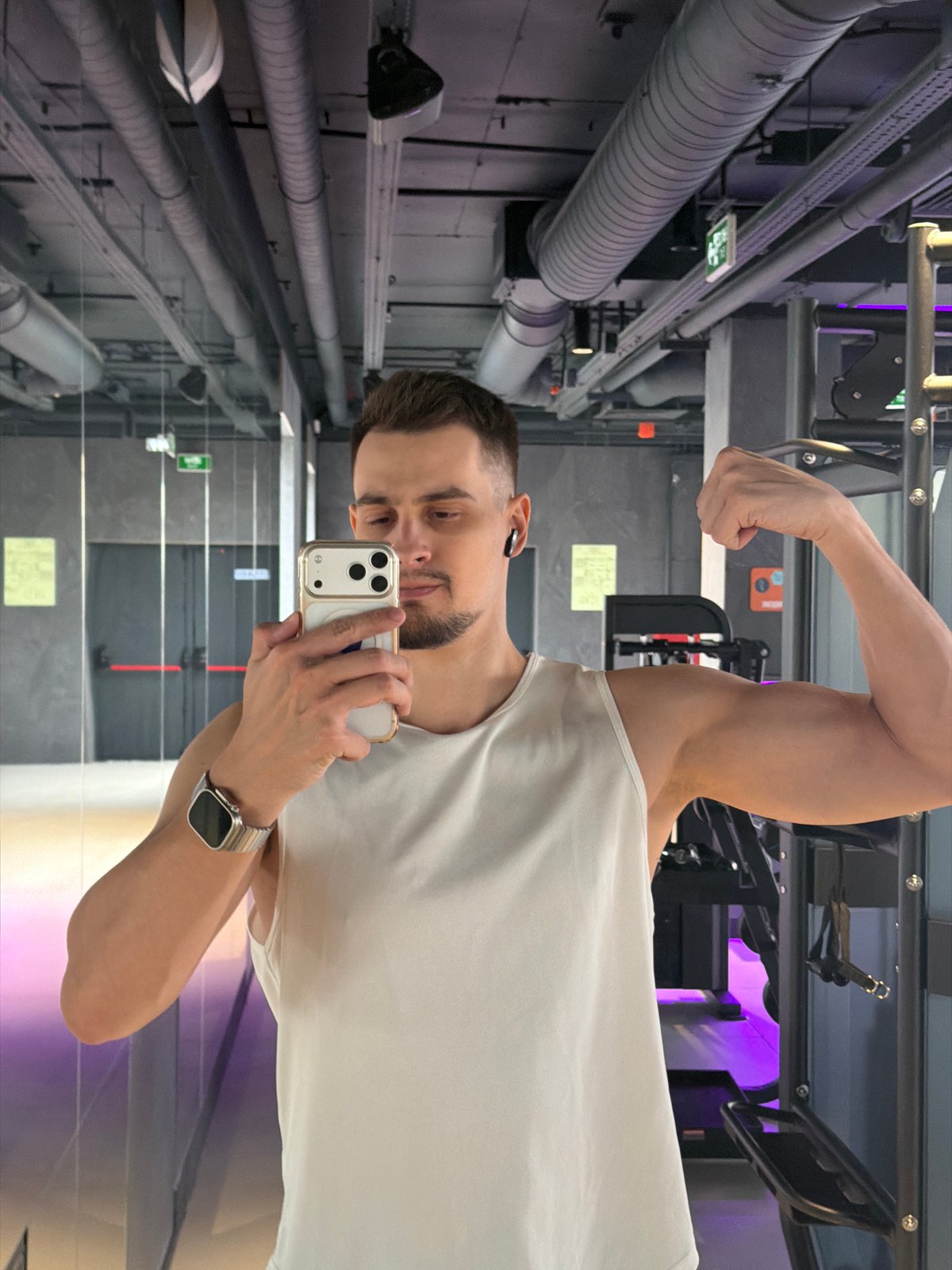 Man documents workout session at Krasnoyarsk gym with selfies