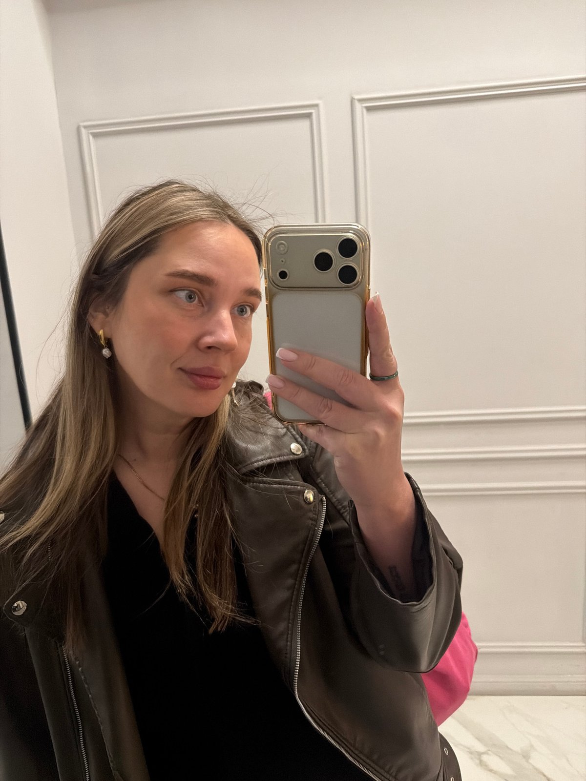 Moscow morning captures: cat portrait and woman's selfies