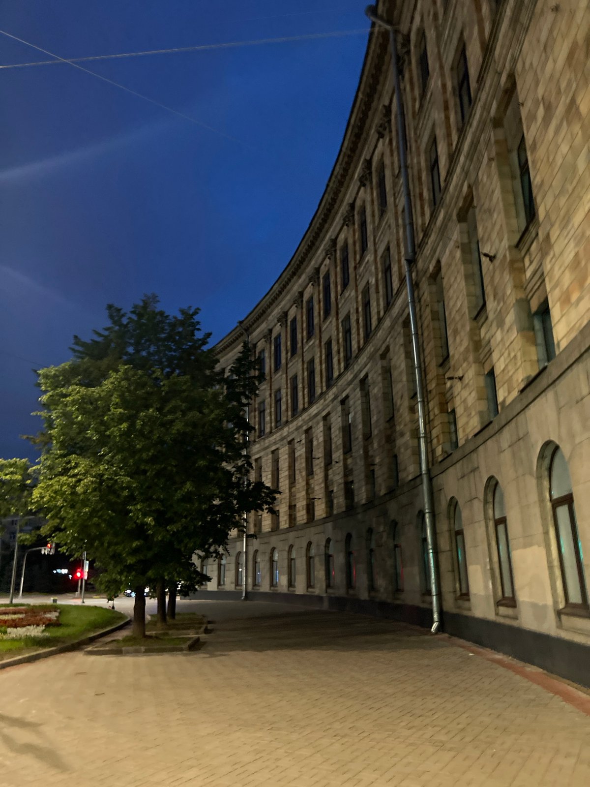 Evening street scenes documented across Russian city in 10-minute span