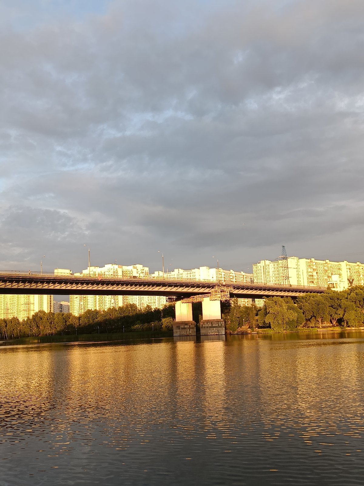 Evening stroll along the Moskva River embankment