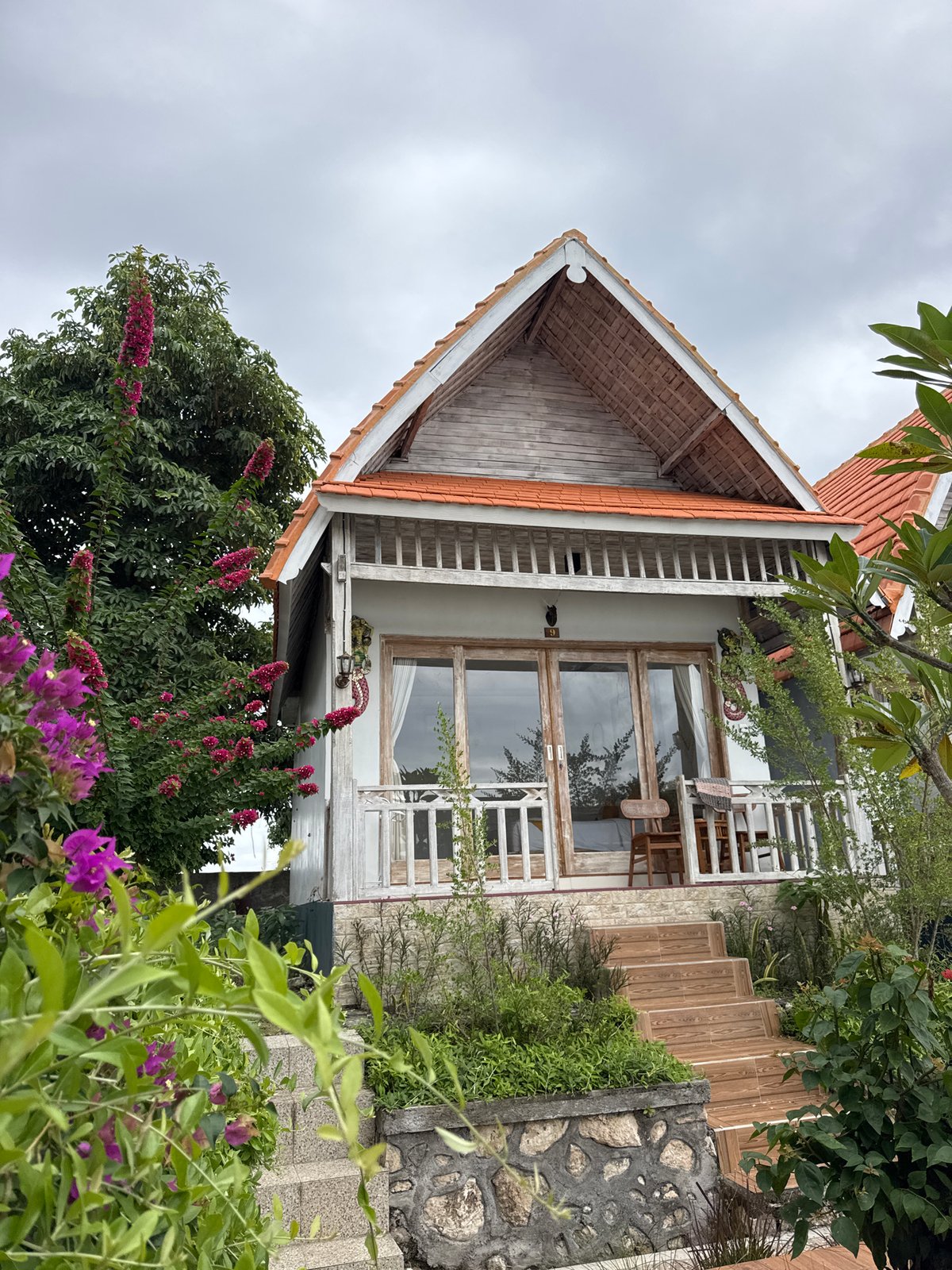 Nusa Penida resort with ocean views and tropical garden