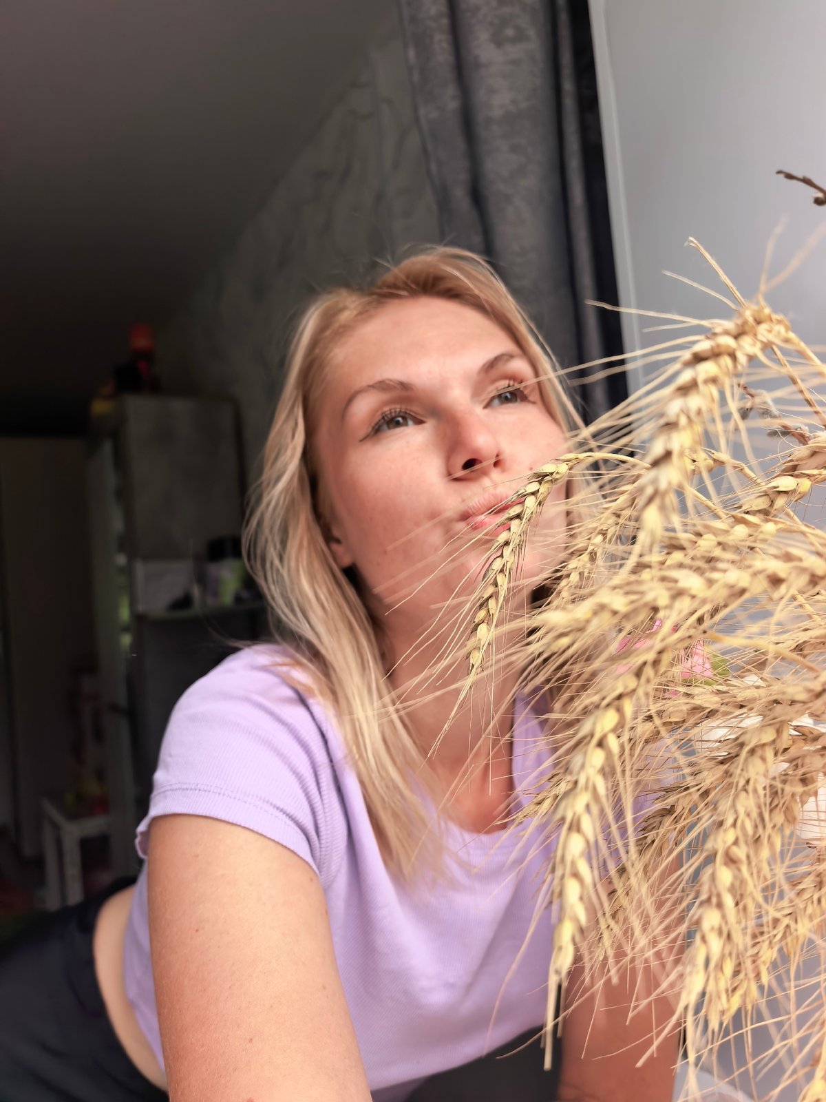 Casual home session in Sterlitamak with a toddler nearby