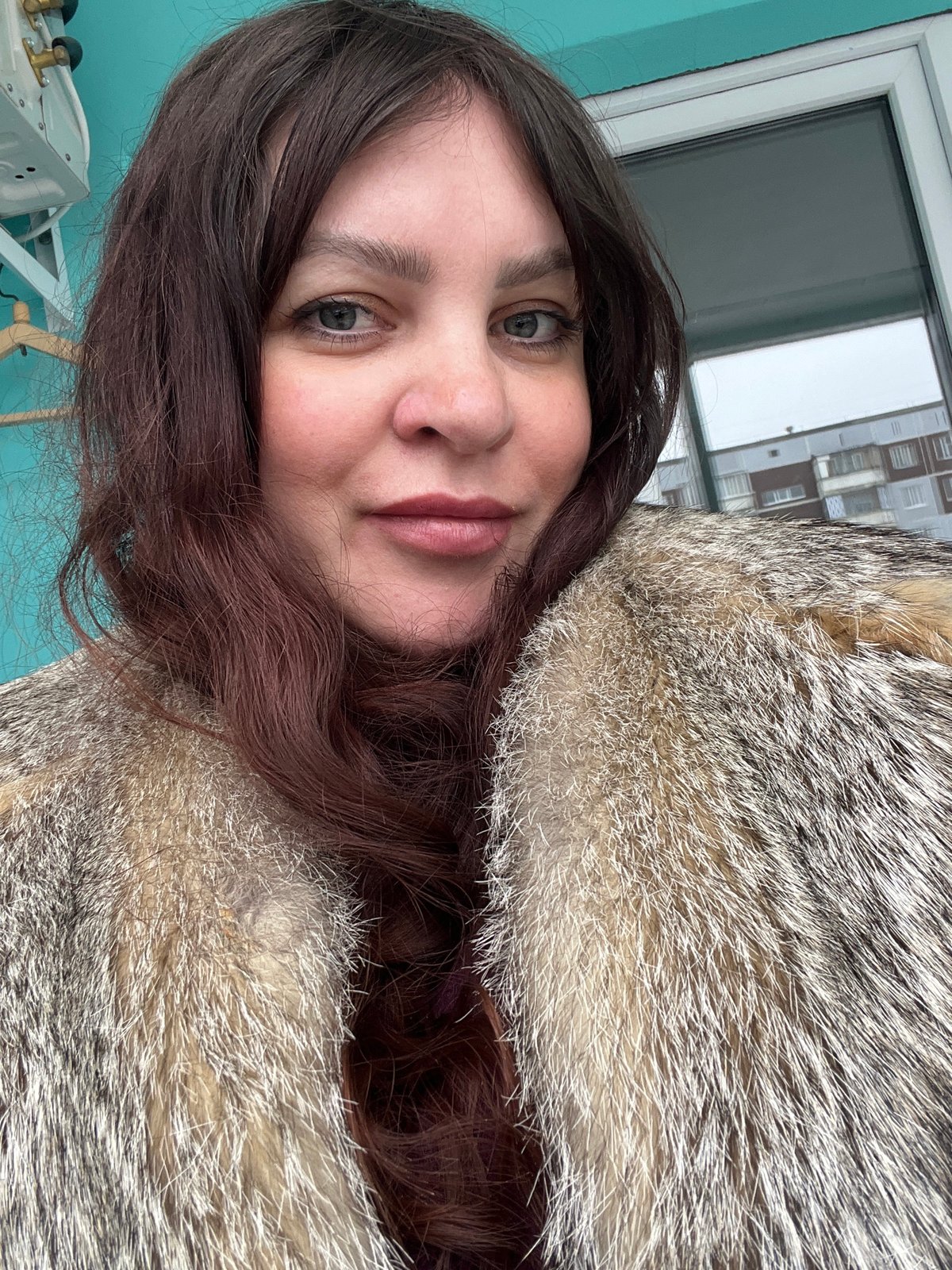 Woman documents morning routine through selfies in Perm, Russia