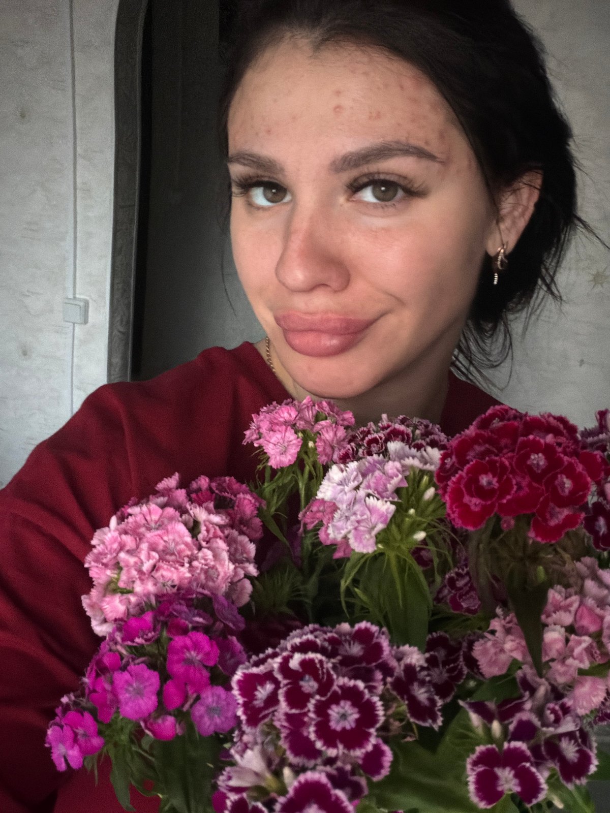 Afternoon selfie session with flowers in Фоки bedroom