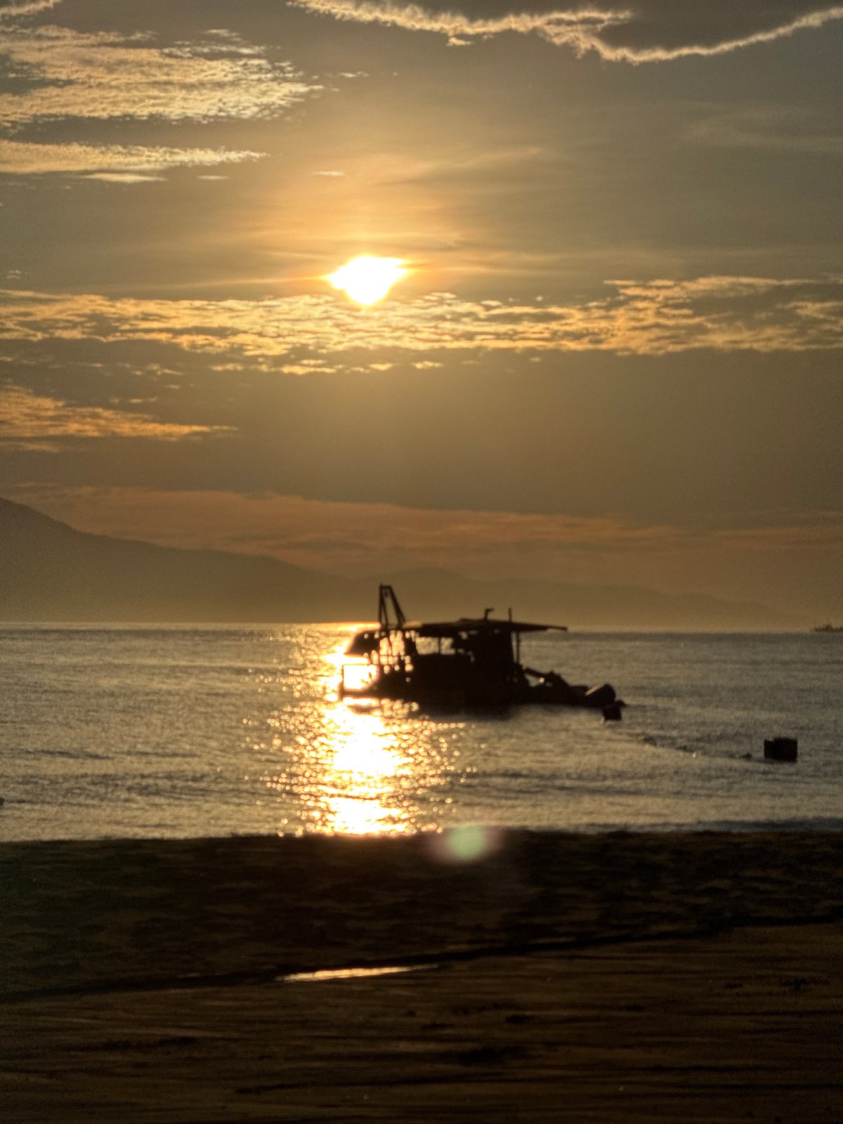 Sunset documented across Đà Nẵng beaches by multiple witnesses