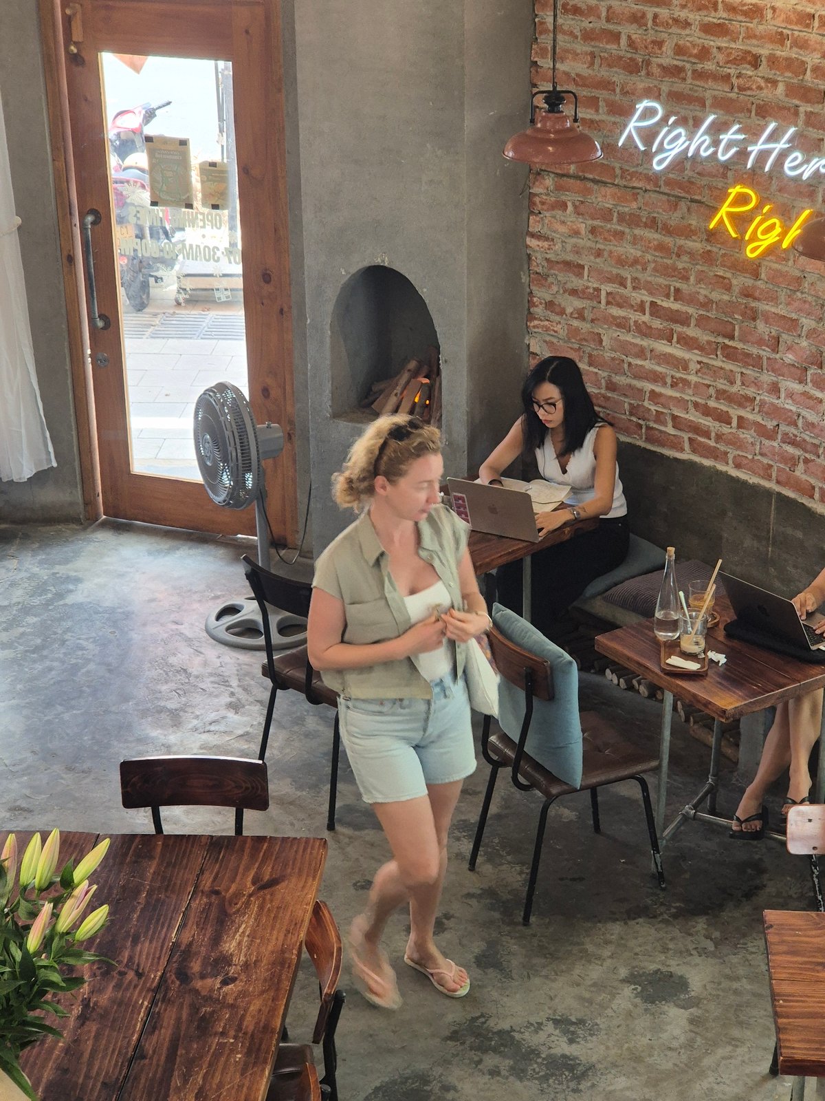 Café scene in Đà Nẵng: laptops, staff, stone floors