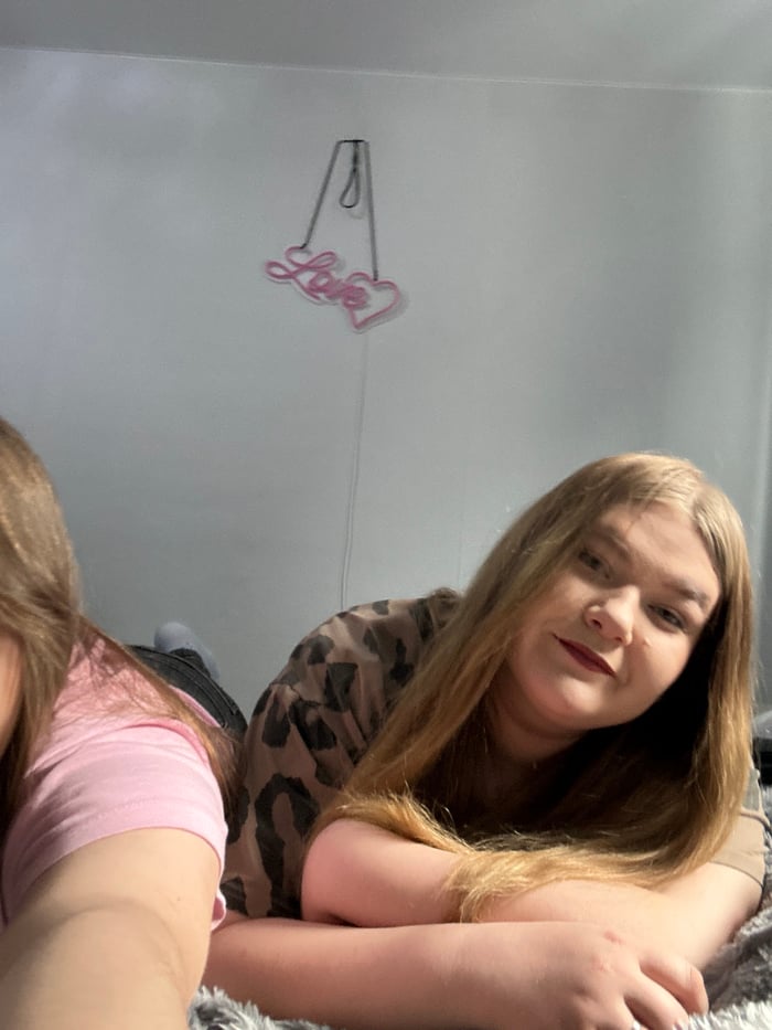 Friends Document Morning Together in Chaikovsky Homes with Pets