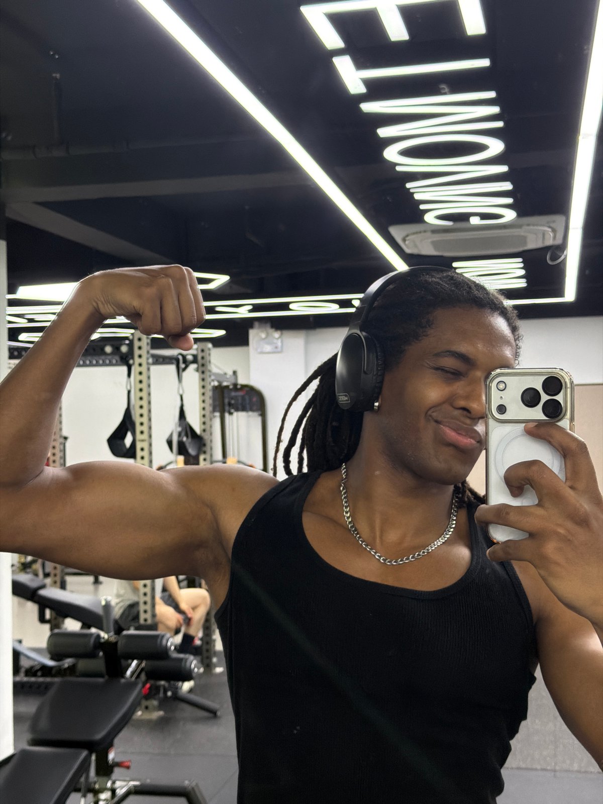 Man documents gym workout session in Binjiang District