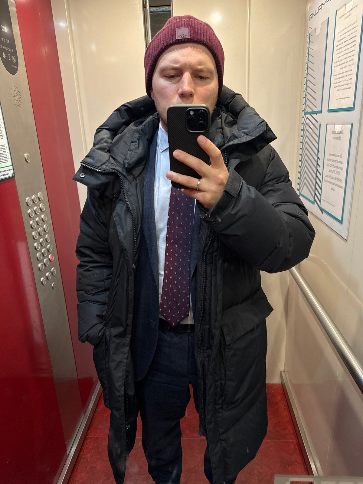 Man takes elevator selfie in Krasnoyarsk, Russia