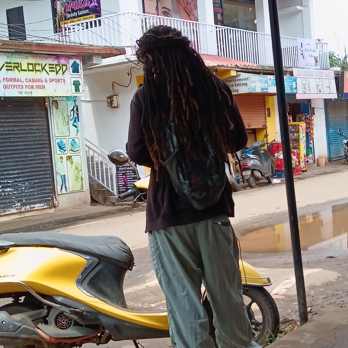 Morning street scenes documented in Oxel, India