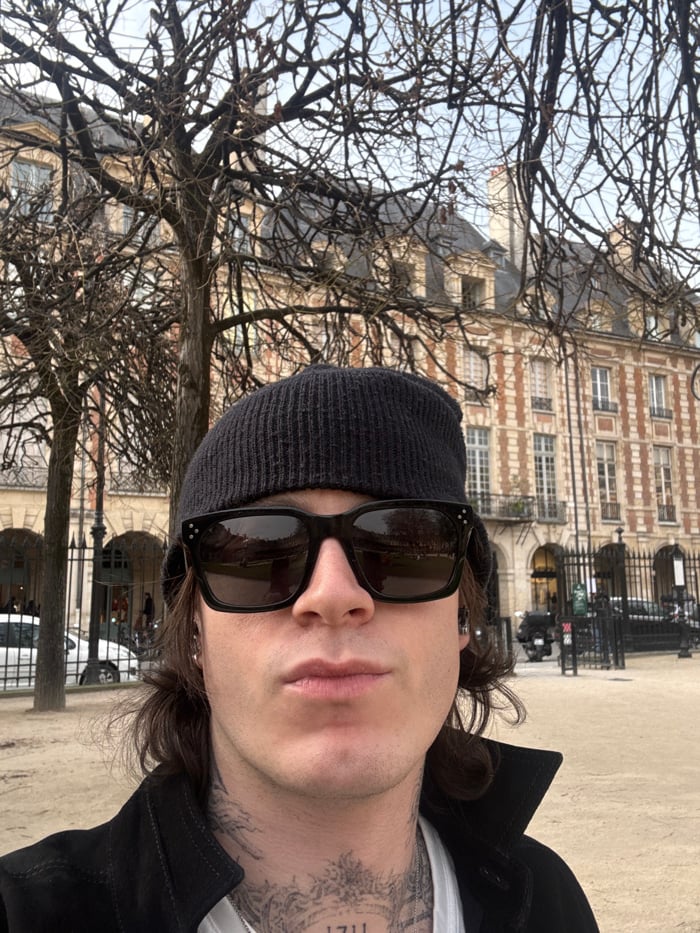Shopper documents afternoon Paris tour through landmarks and boutiques