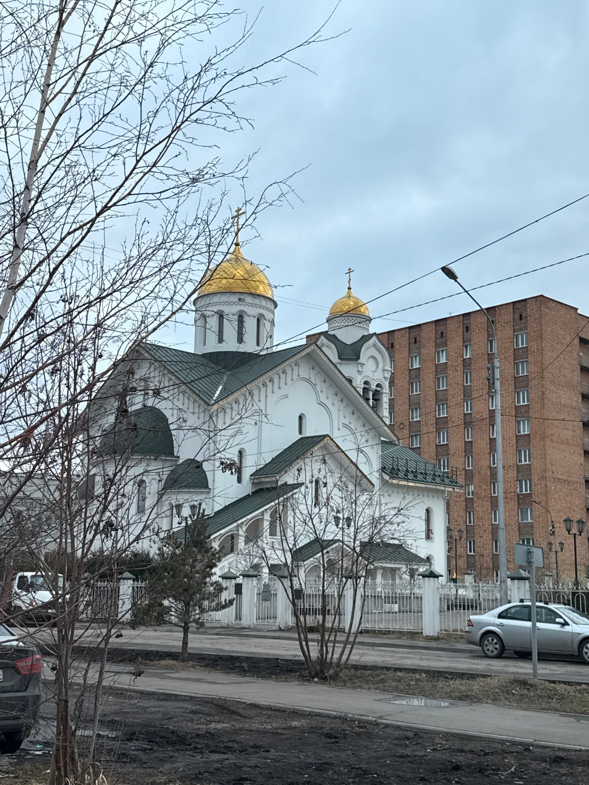 Spring walk documents Krasnoyarsk cityscape and landmarks