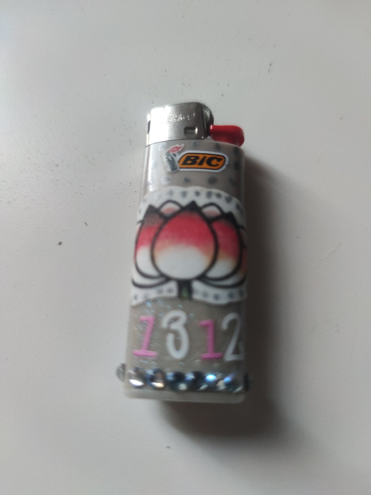 Decorative lighters spotted on white surfaces within minute timespan