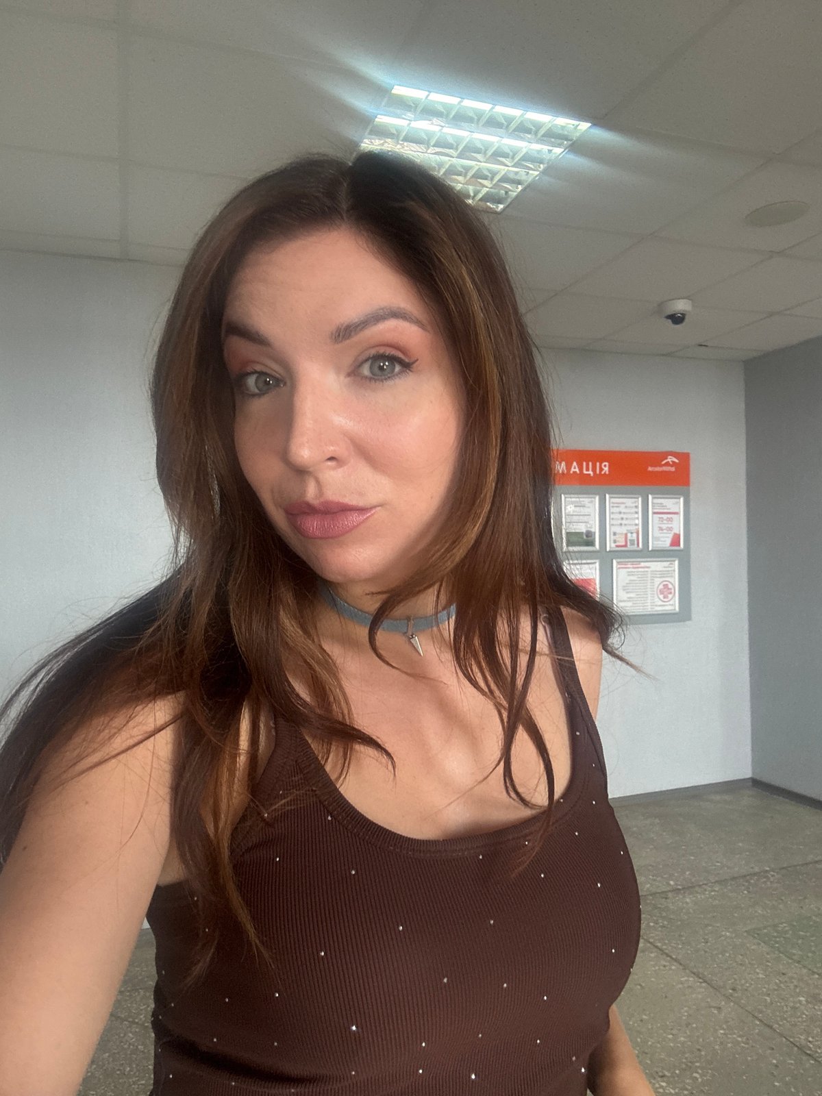 Hallway selfie in Kryvyi Rih, rhinestone top and choker