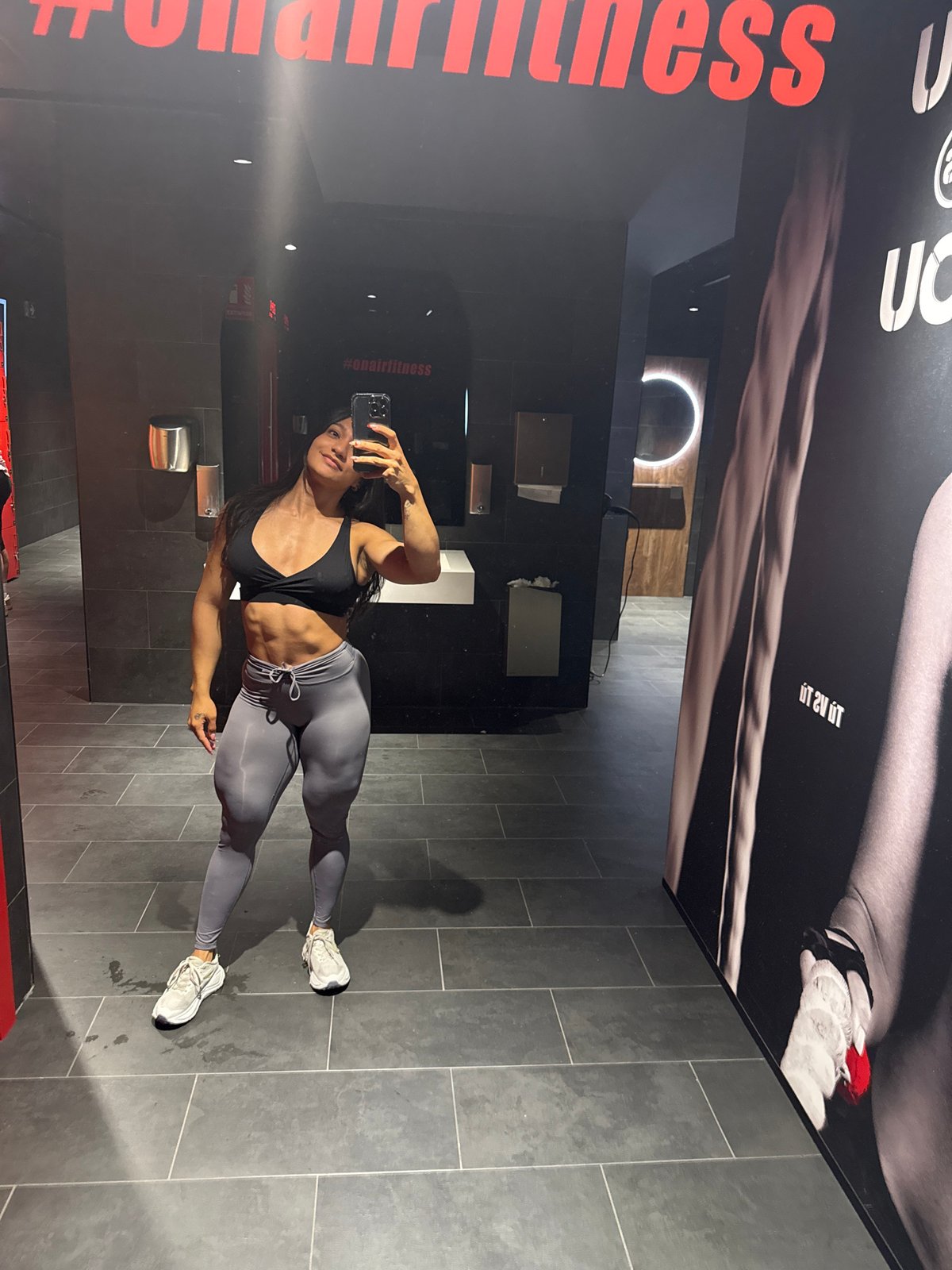 Madrid gym mirror selfie, workout look on display