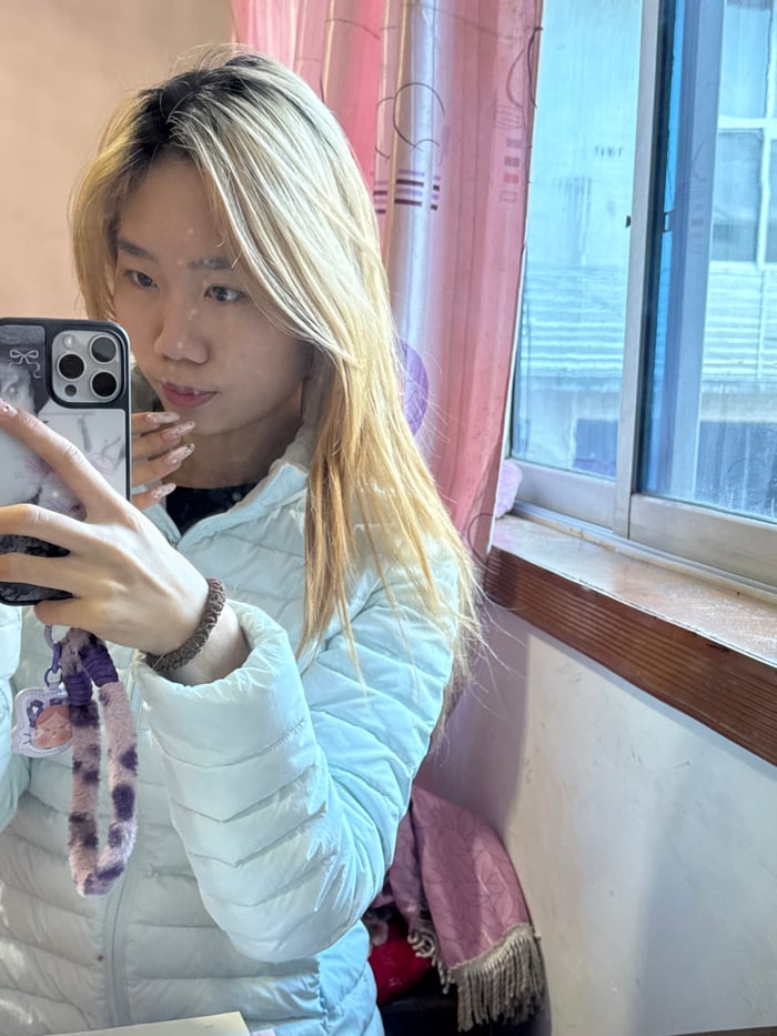 Woman takes extended selfie session in China early morning