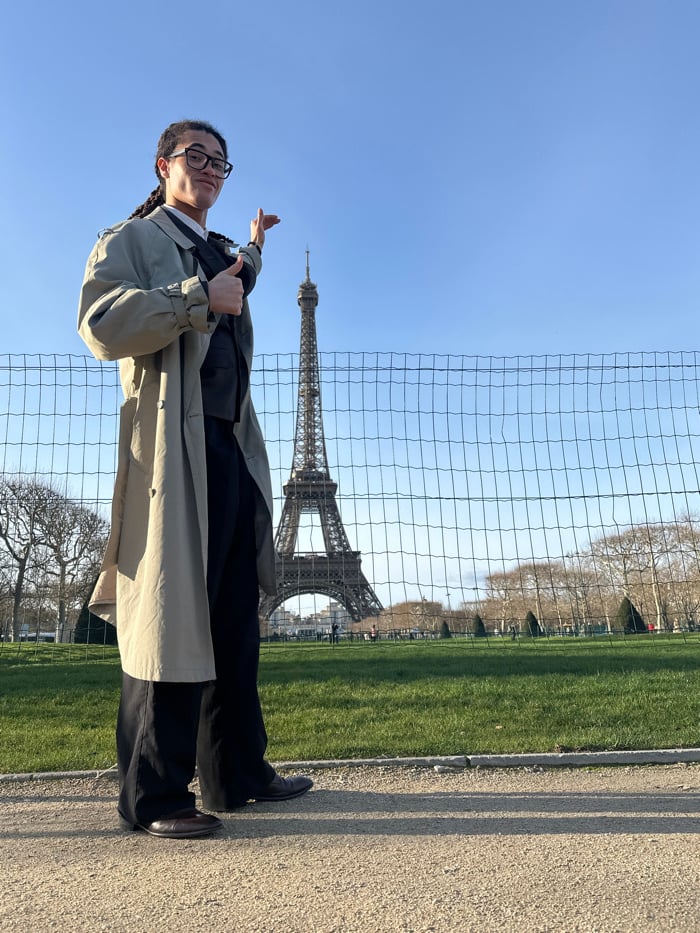 Tourists pose with Eiffel Tower in typical Paris photo session