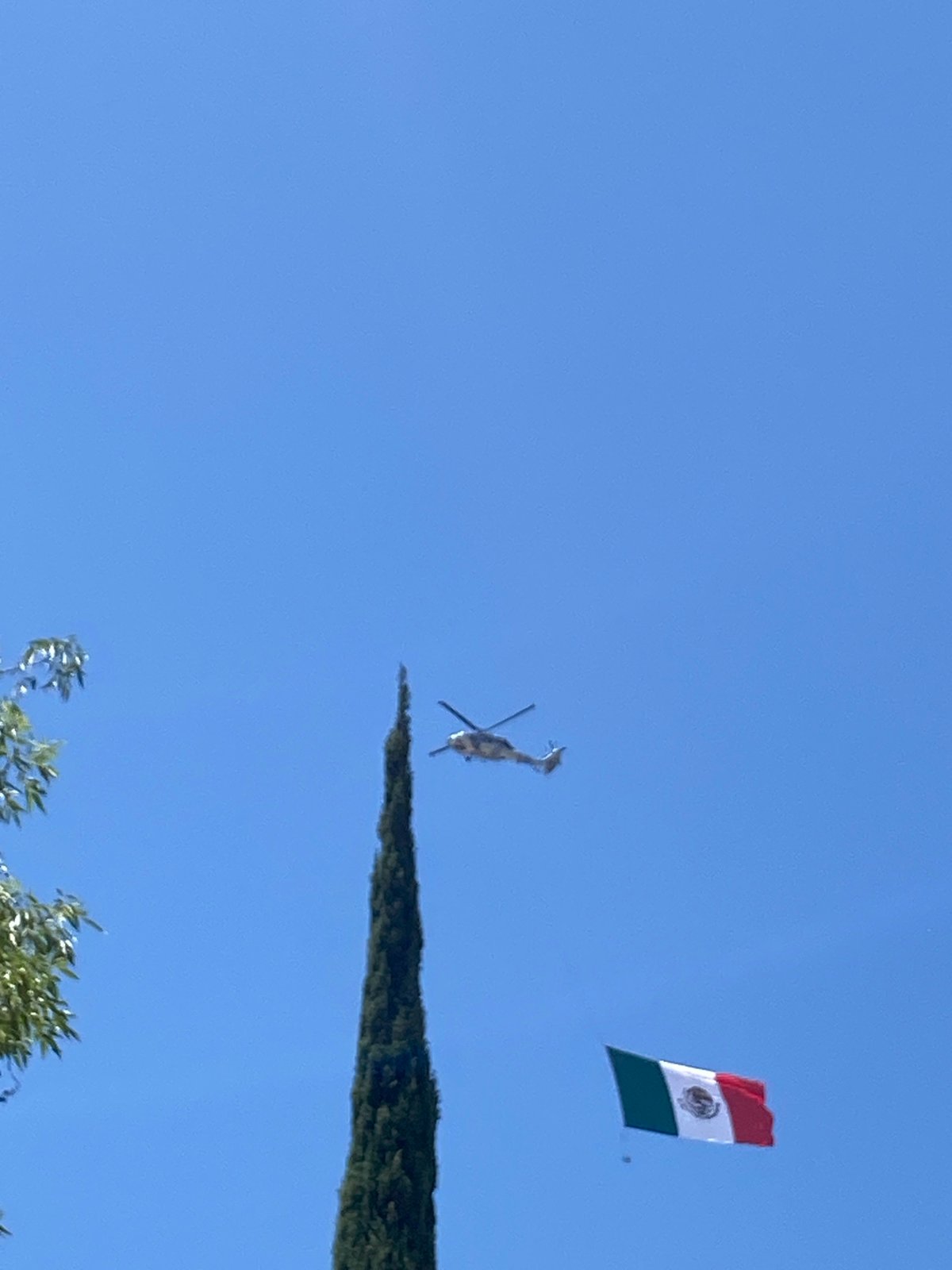 Helicopter spotted flying near Mexican flag in Puebla