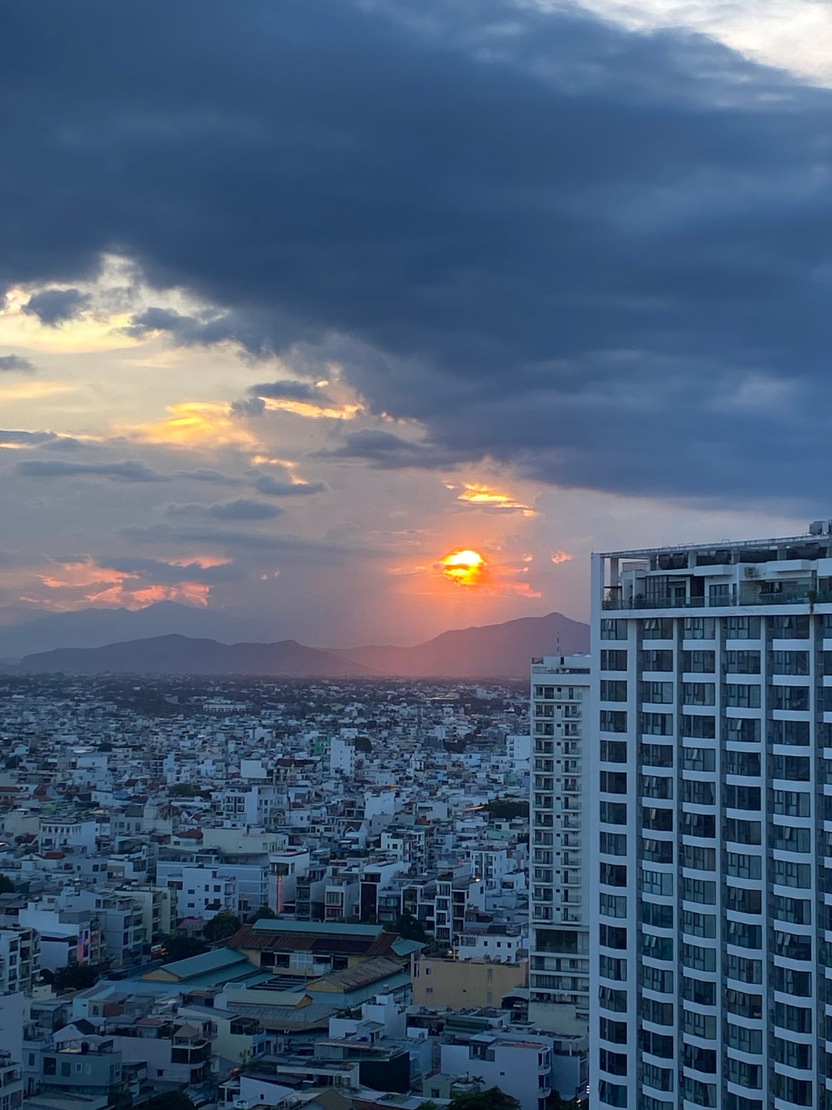 Single witness captures diverse Nha Trang cityscapes during morning hours