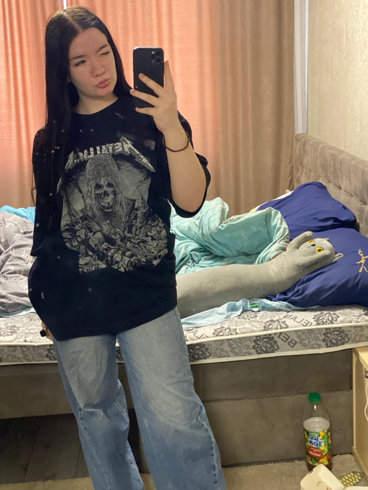 Woman documents morning routine in Ternopil apartment through selfies