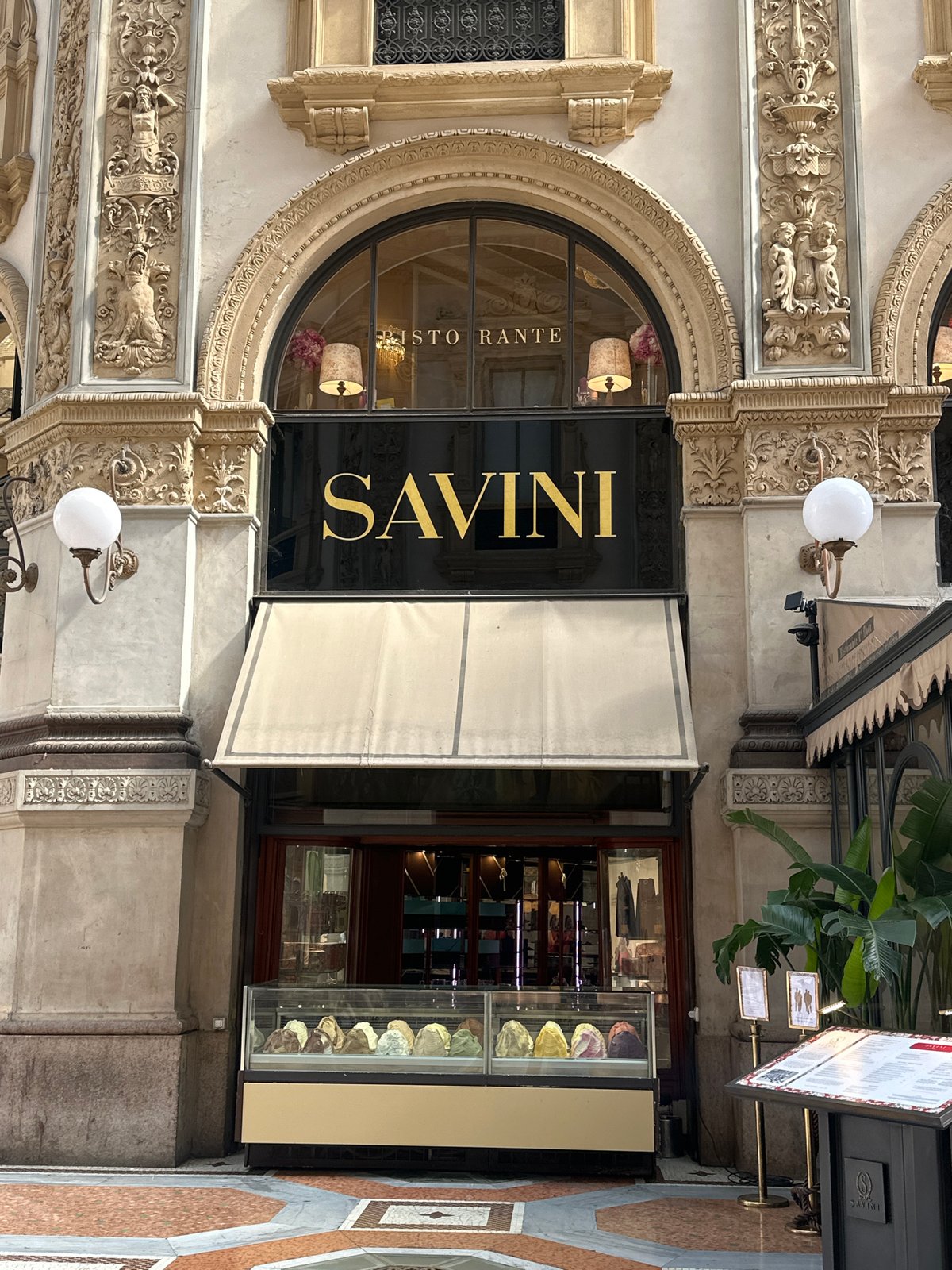 Morning tour through Milan's historic center and shopping districts
