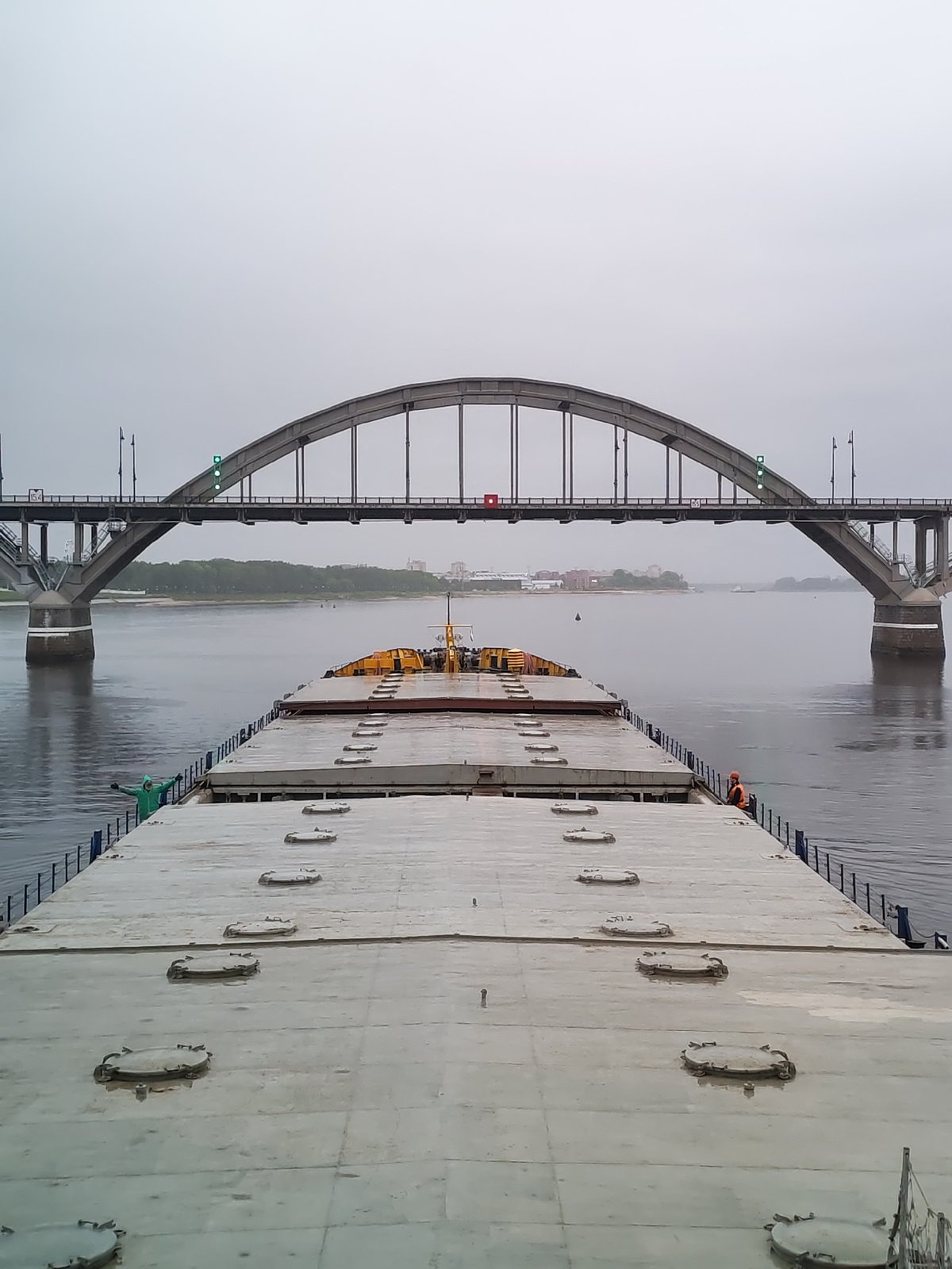 River traffic and cargo operations documented on Volga near Bol'shie Mkhi