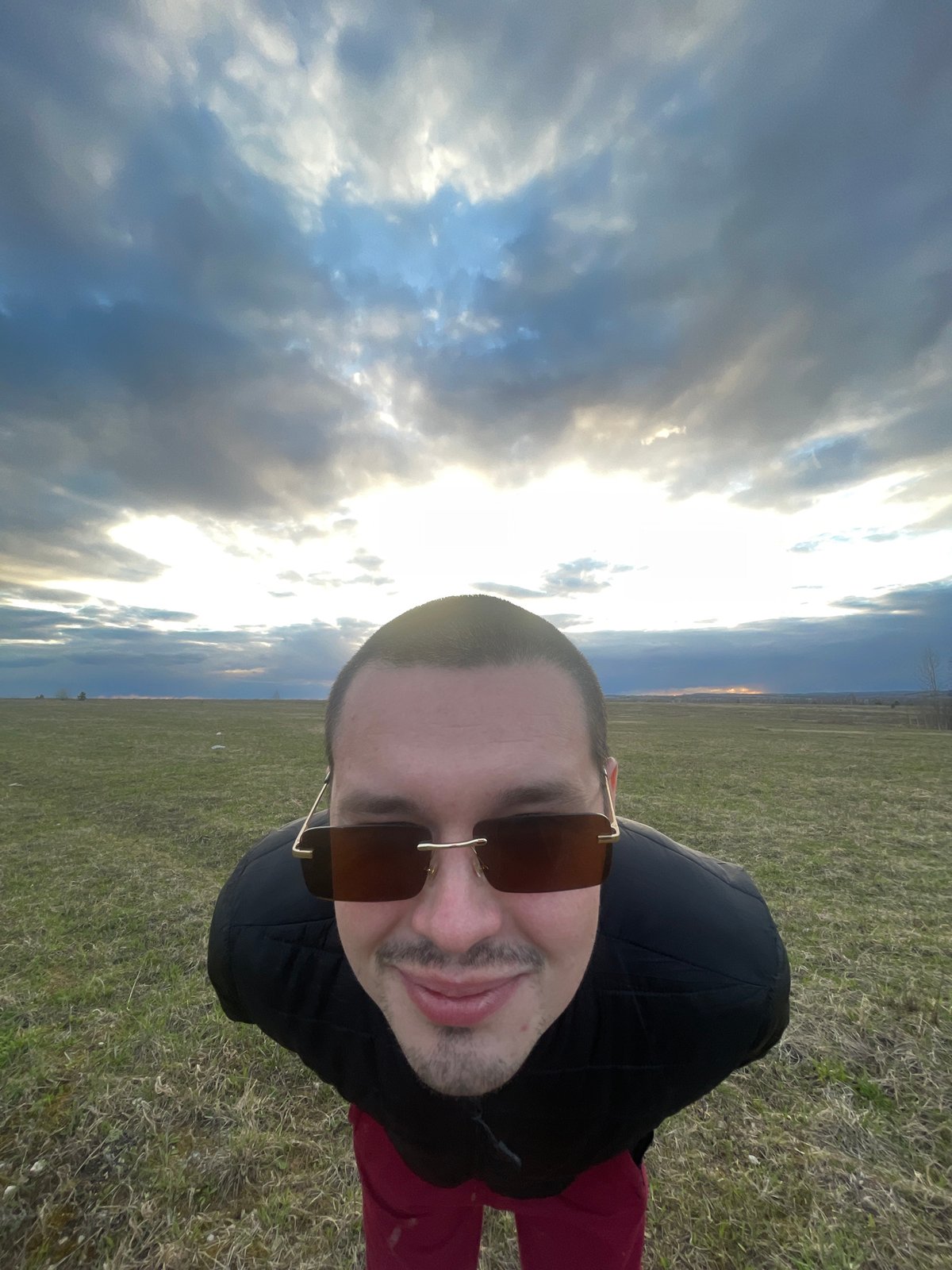 Golden hour photo session captured in Russian countryside fields
