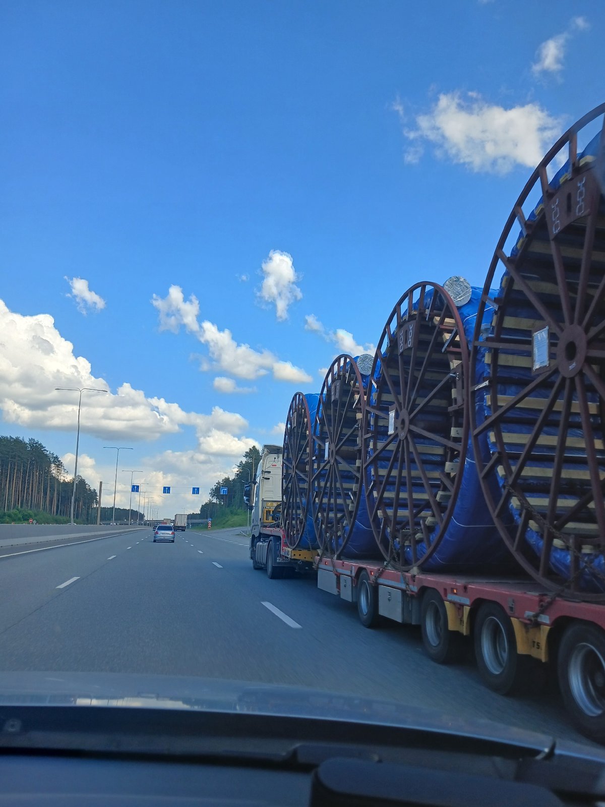 Cable truck spotted on highway near Yekaterinburg