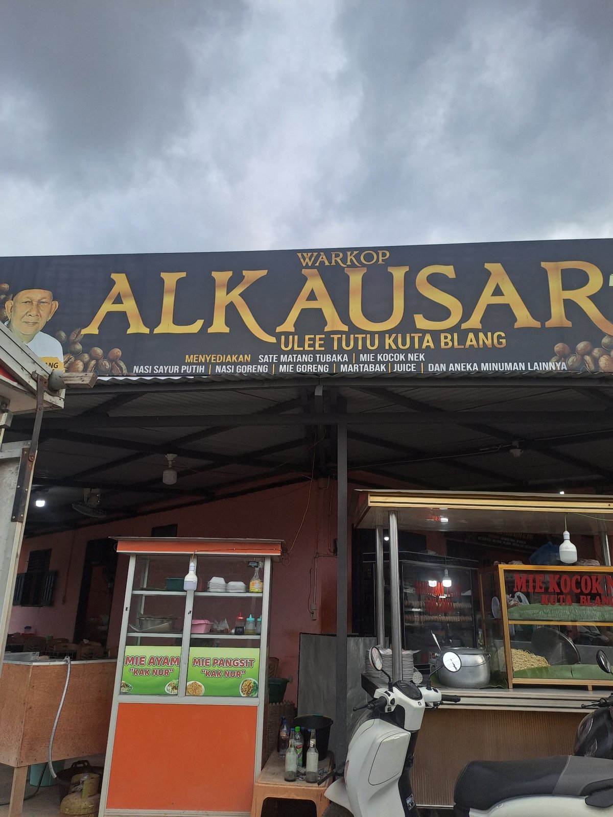 Daily life documented in Tingkeummanyang, Indonesia streets and eateries