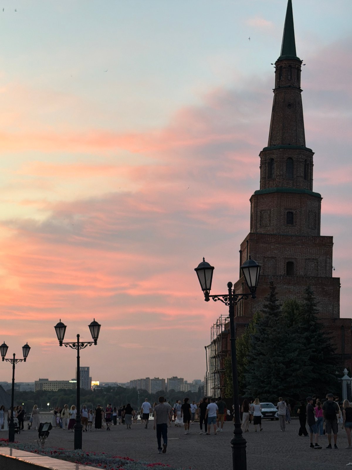 Kazan's Söyembikä Tower and mosque at sunset