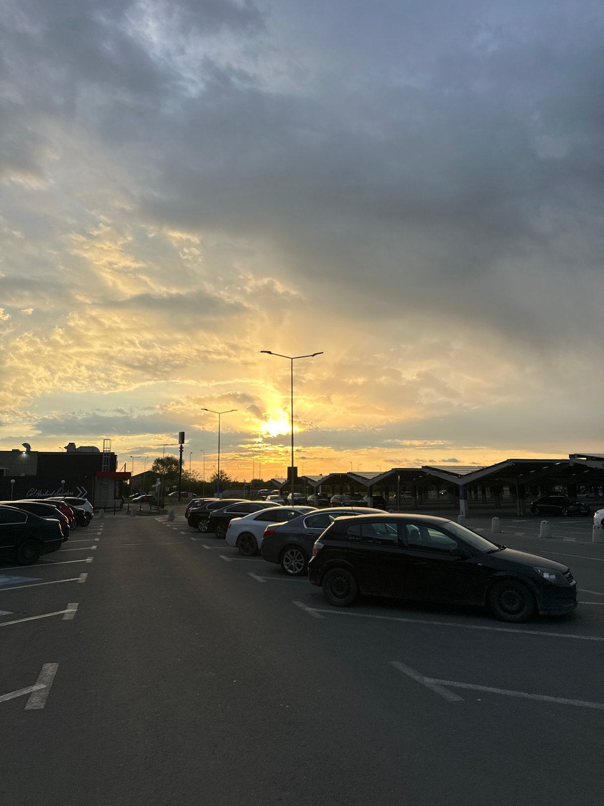 Dramatic sunset captured over Craiova parking lot by witnesses
