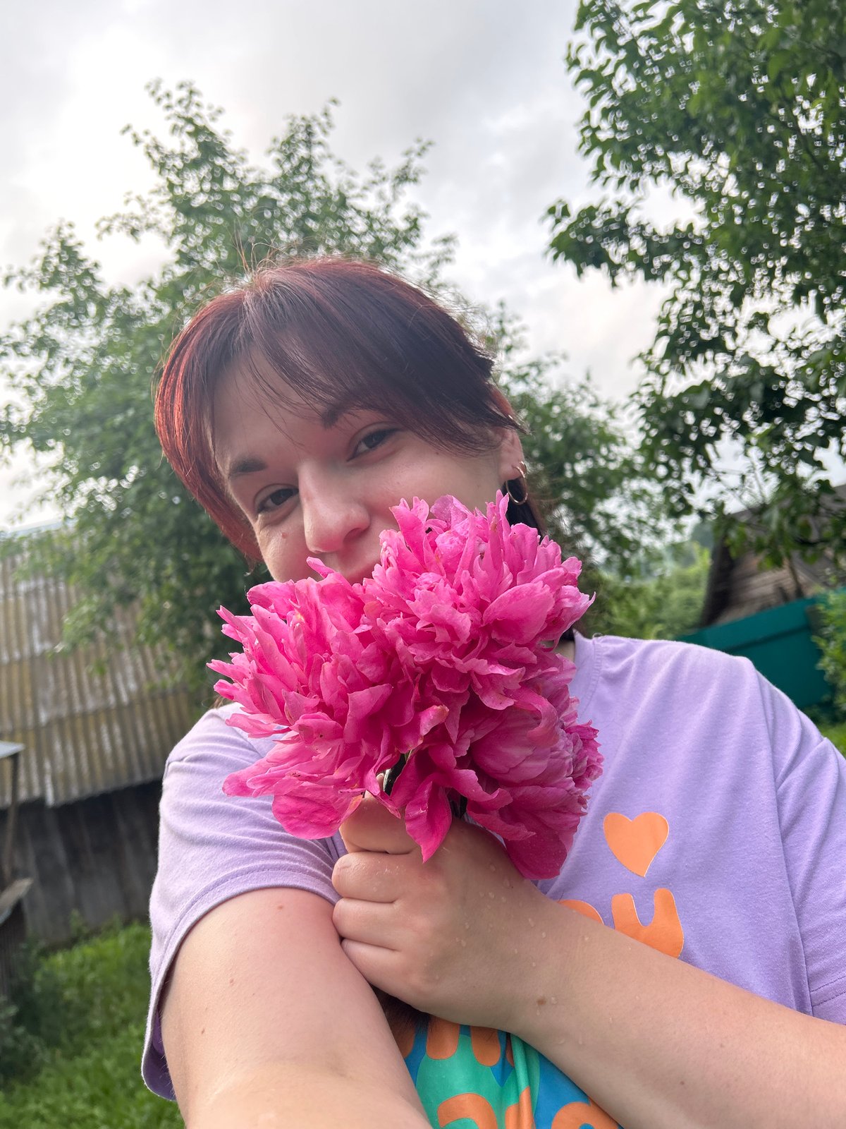 Peony bouquet and selfies on a summer afternoon in Fokino