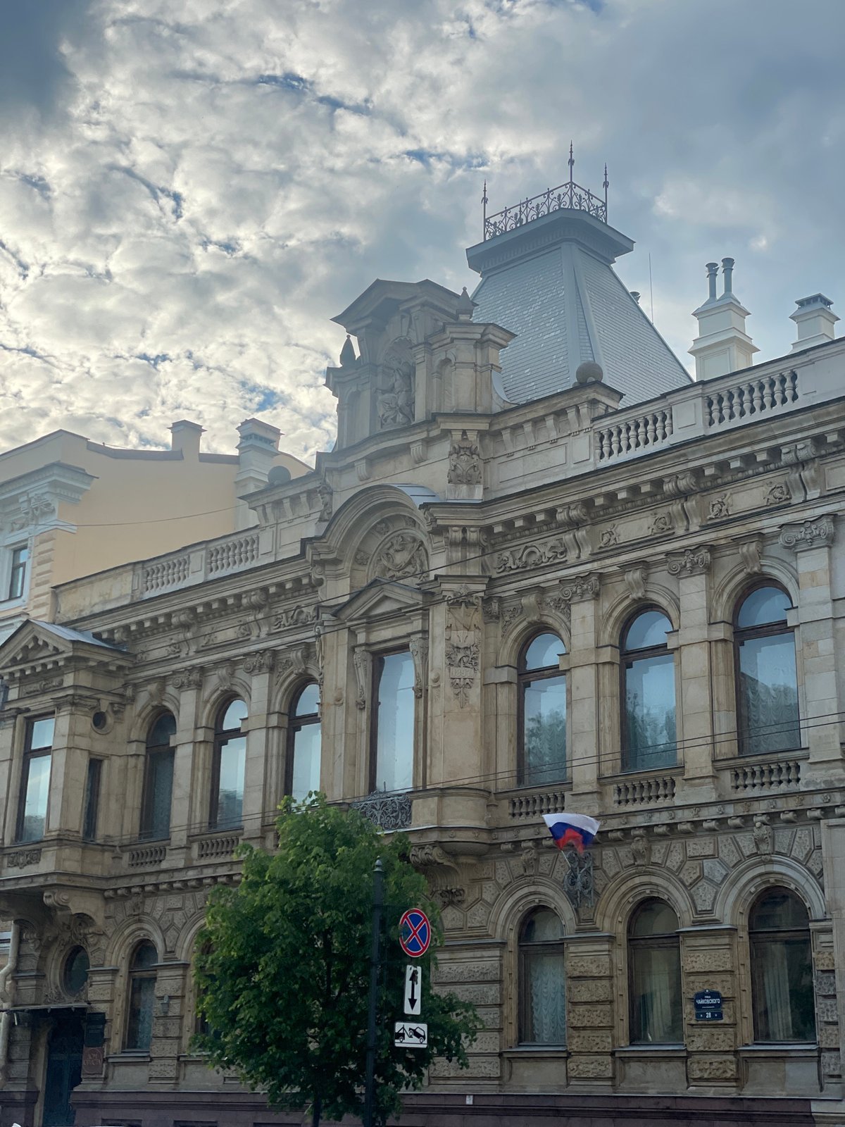 Witness documents ornate Saint Petersburg architecture during afternoon stroll