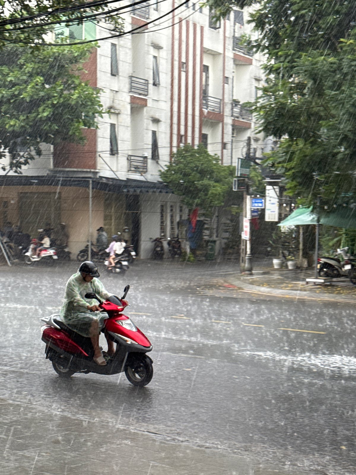 Da Nang caught in a coastal rainstorm, streets and sea both unsettled