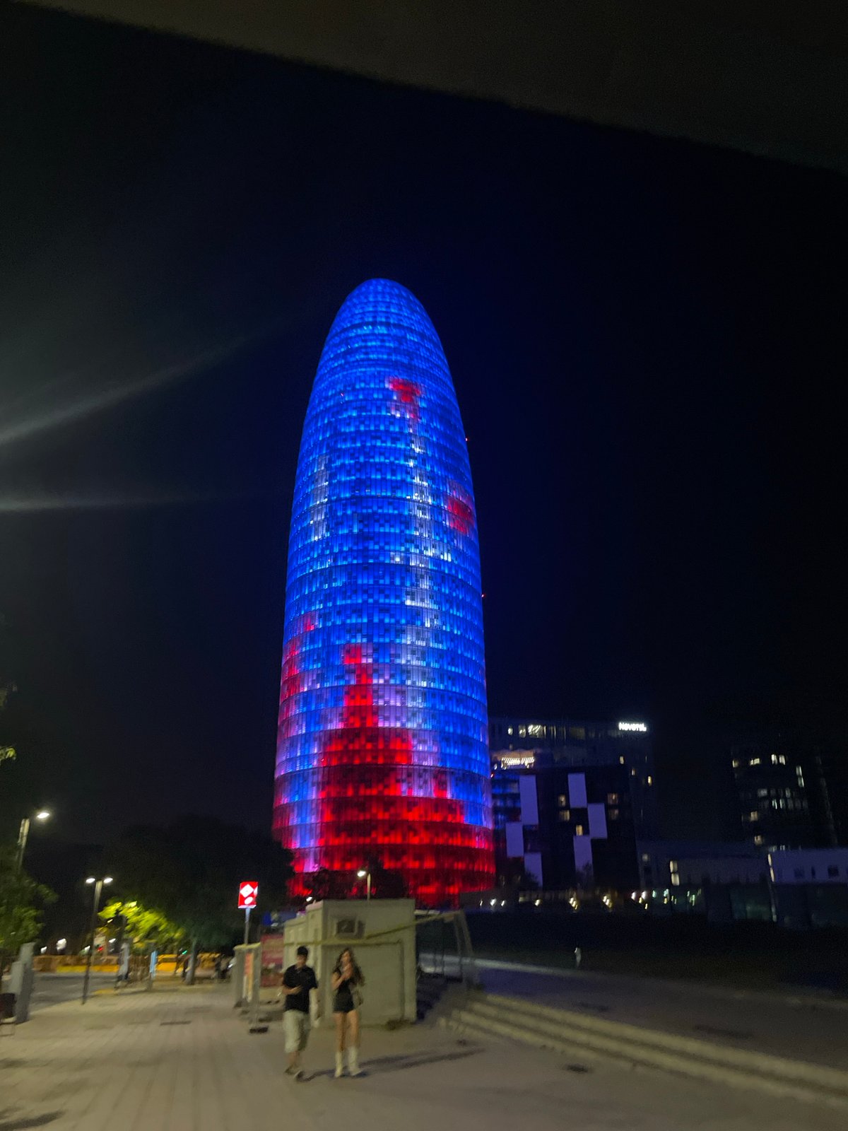 Torre Glòries displays blue and red light show