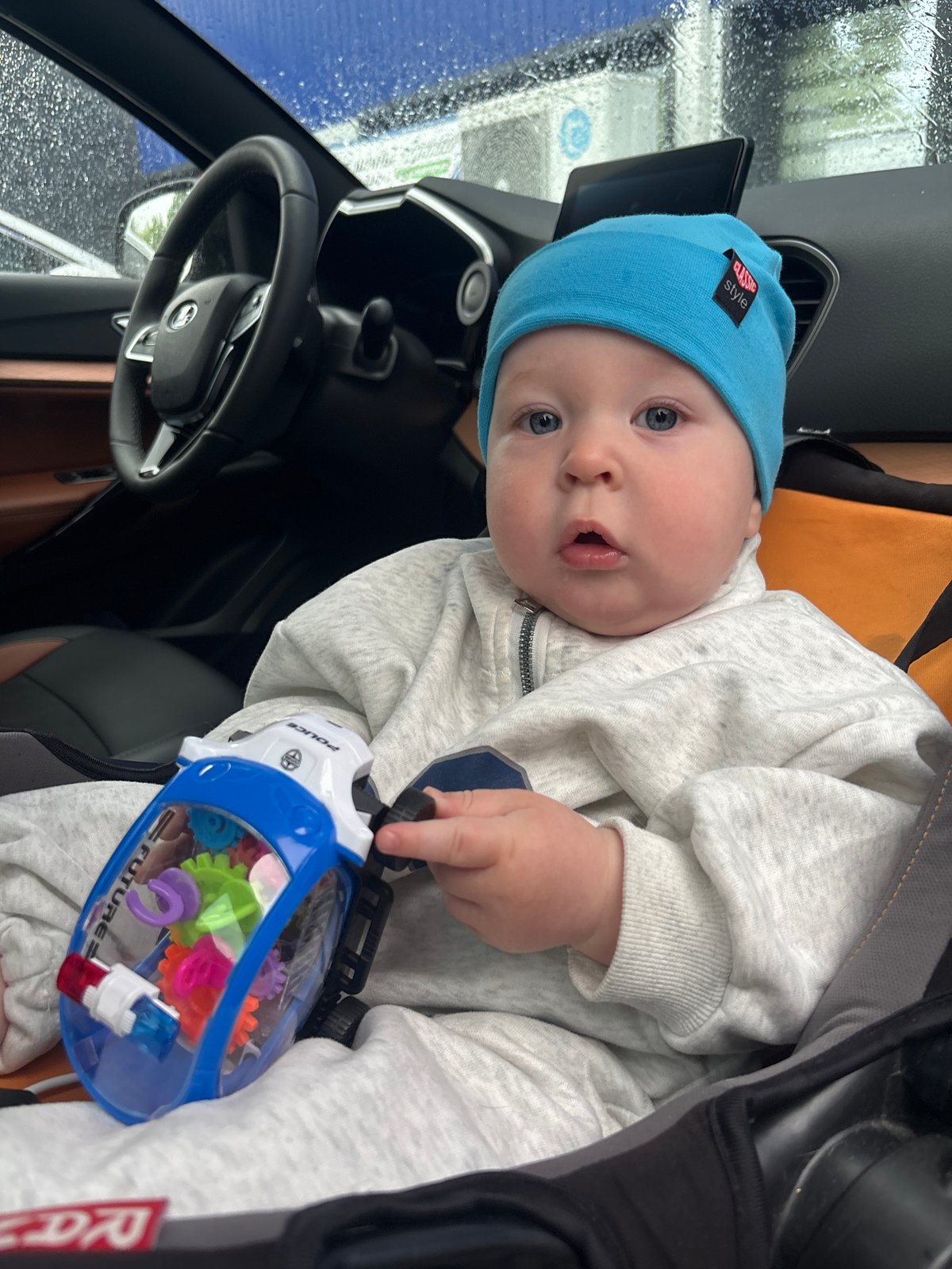 Baby and woman spotted in car seat in Izhevsk