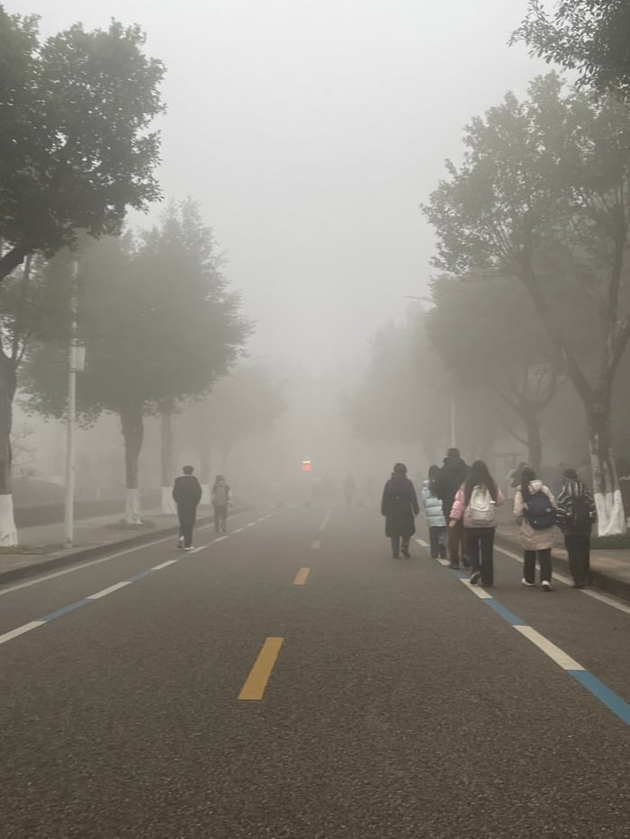 Heavy fog engulfs Chongqing High-tech Zone, pedestrians navigate limited visibility
